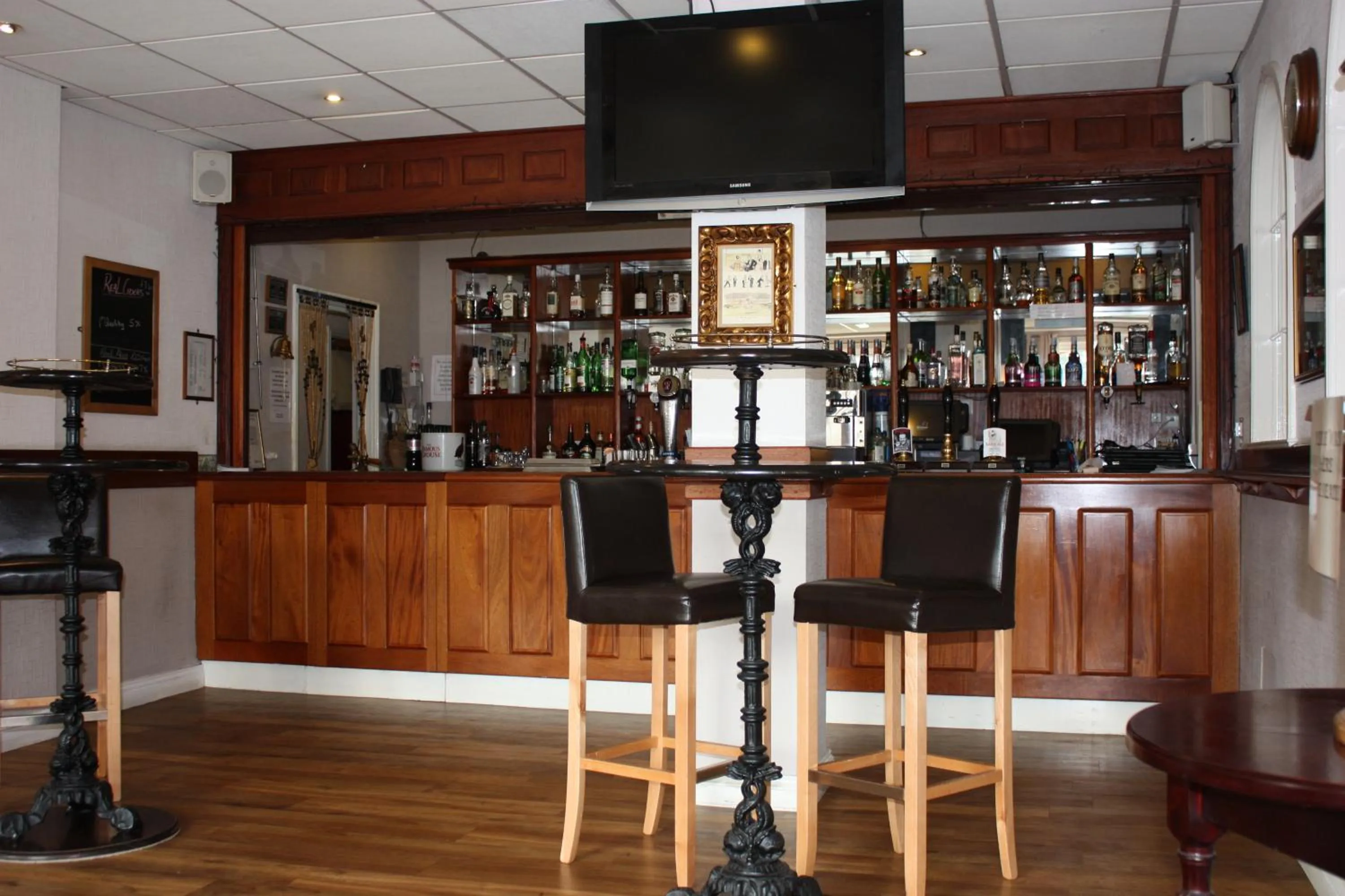 Lounge or bar in Oliver Cromwell Hotel