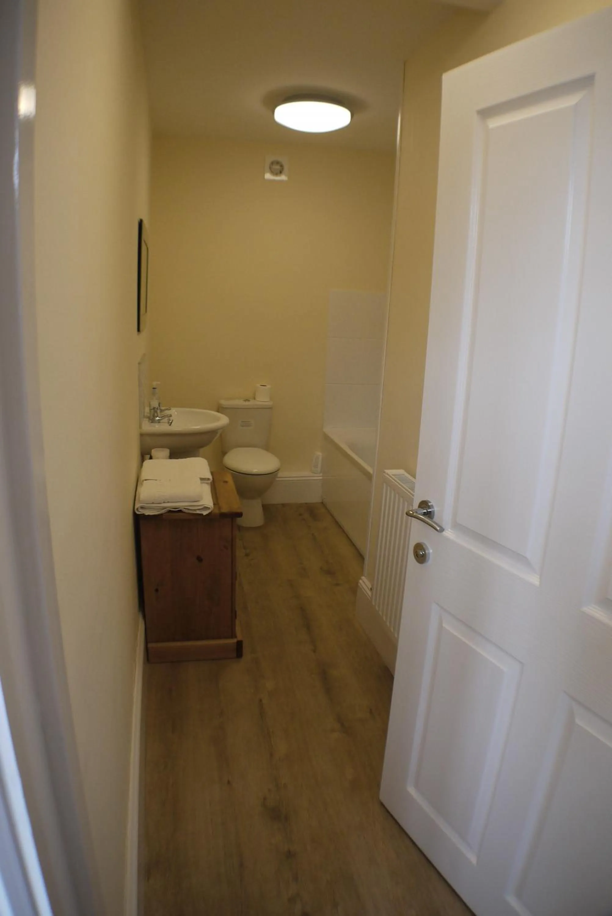 Shower in Oliver Cromwell Hotel