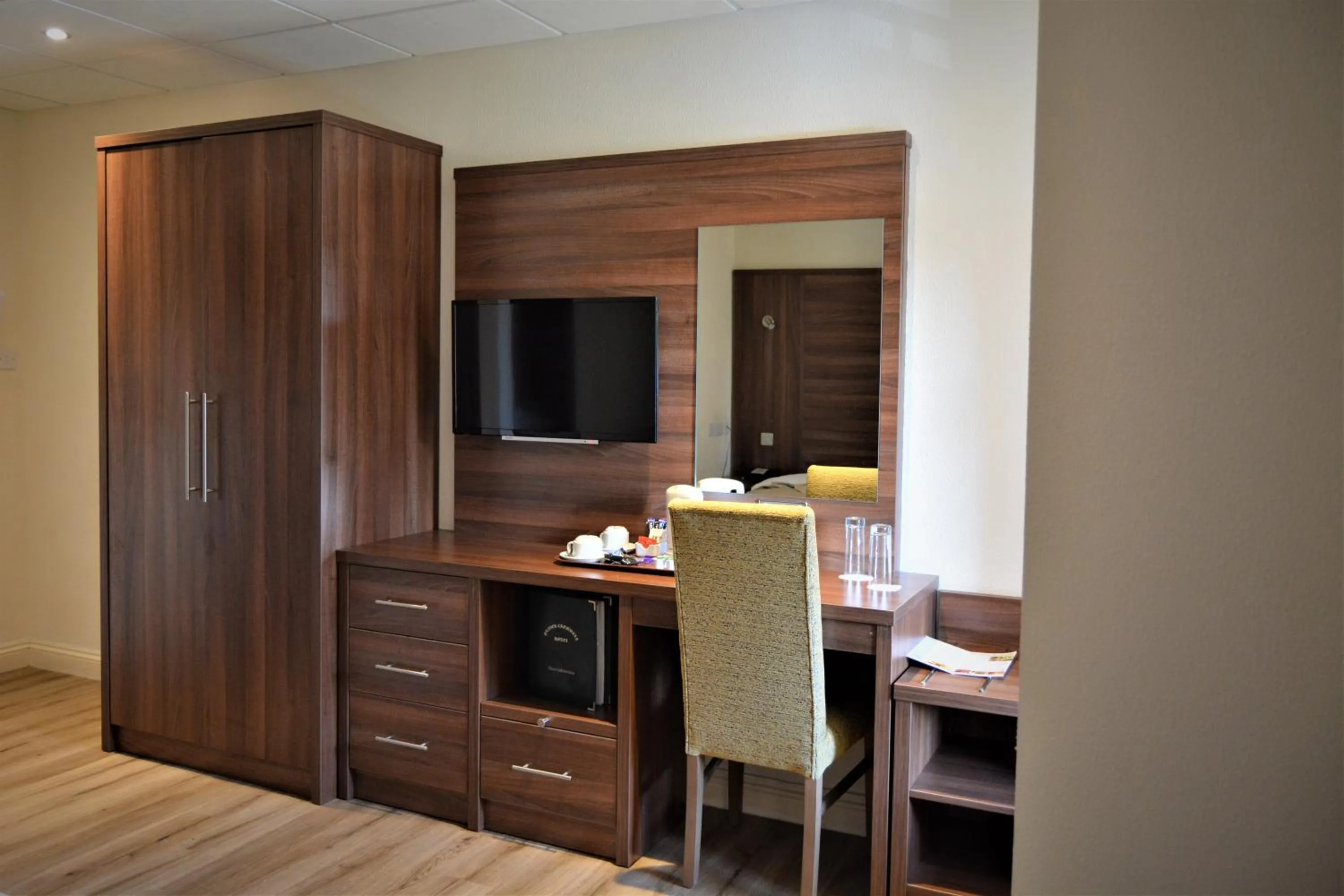 Coffee/tea facilities, Bed in Oliver Cromwell Hotel