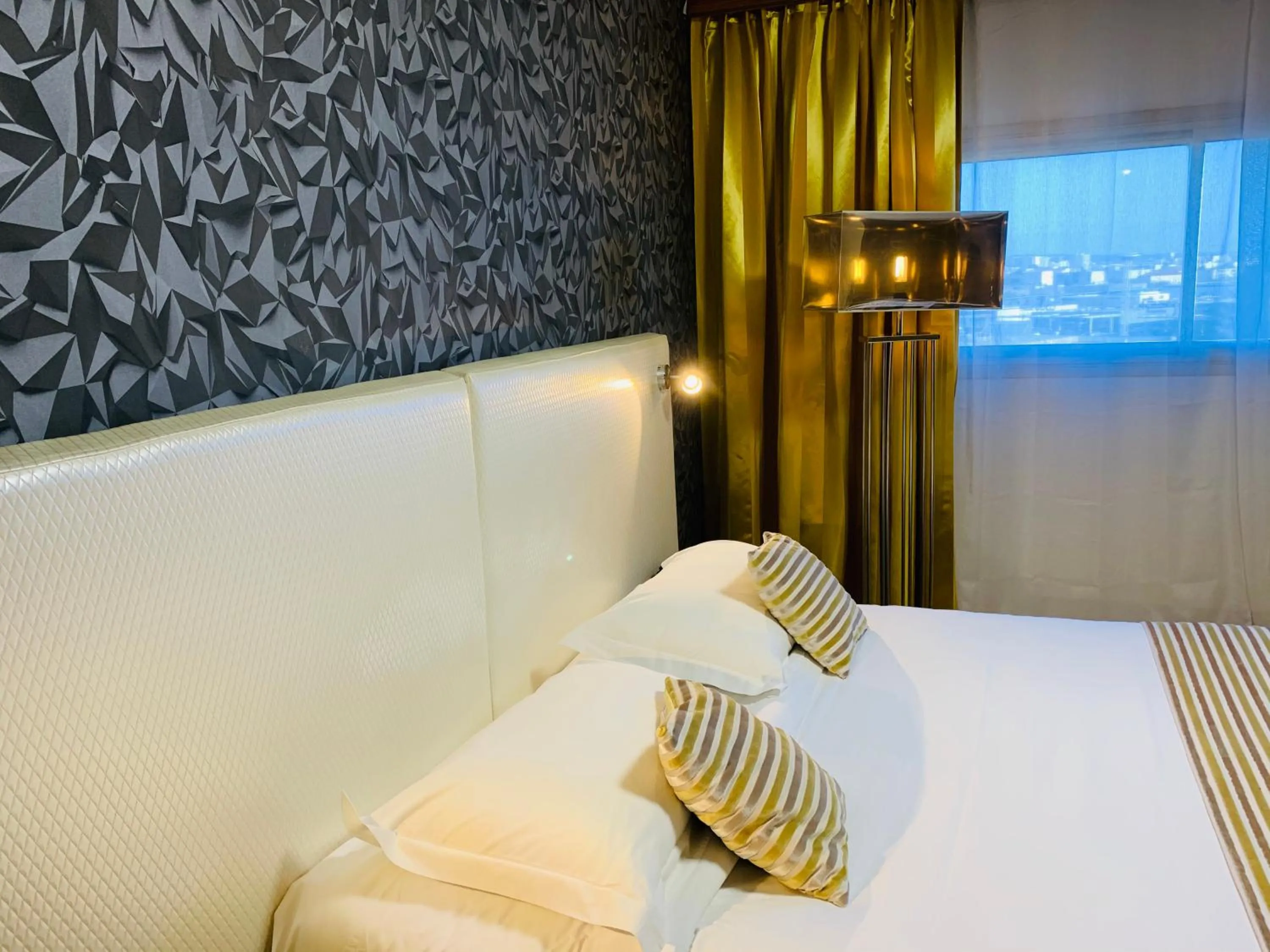 Bed in Grand Hôtel de Nîmes 4 étoiles