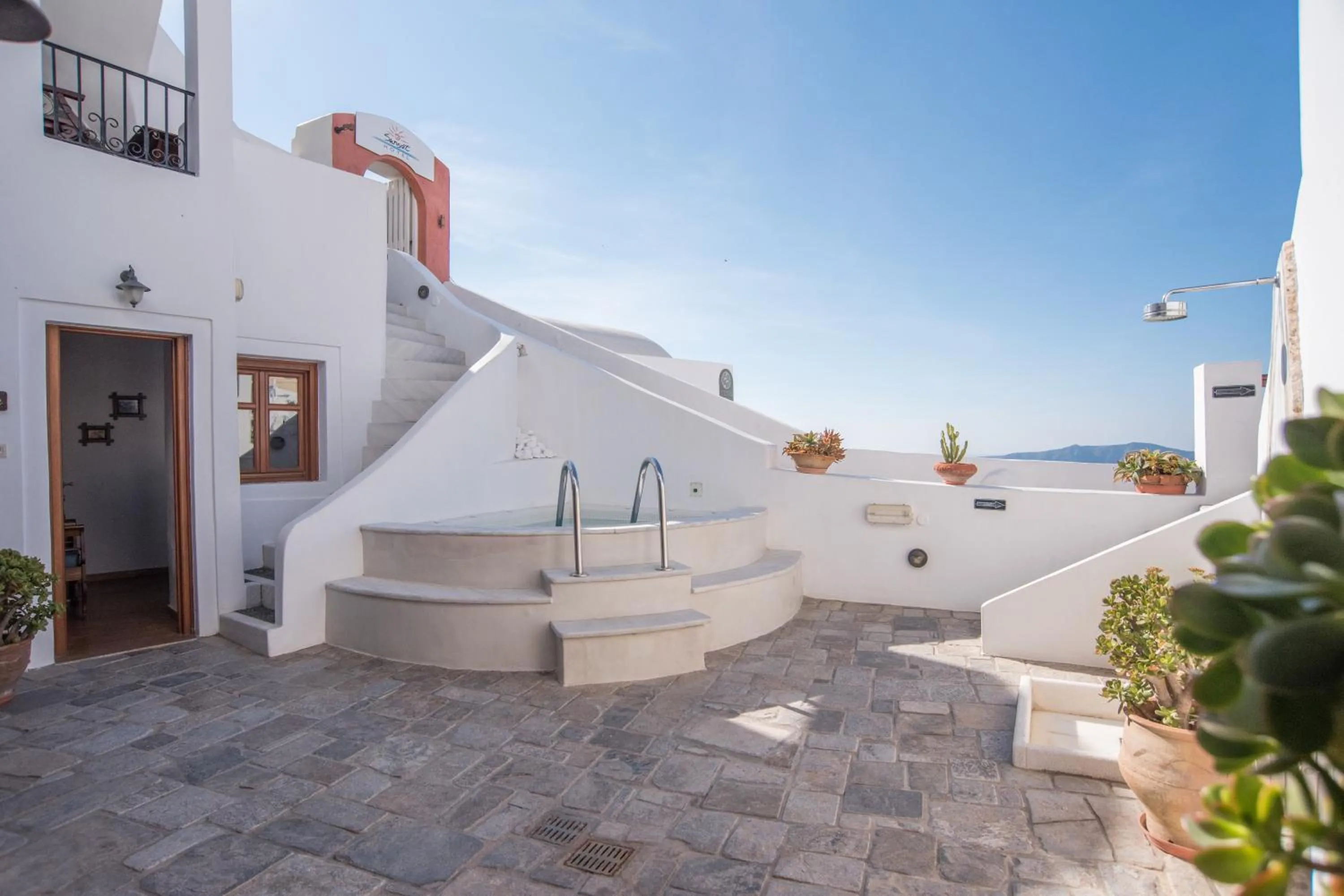 Hot Tub in Smaro Studios