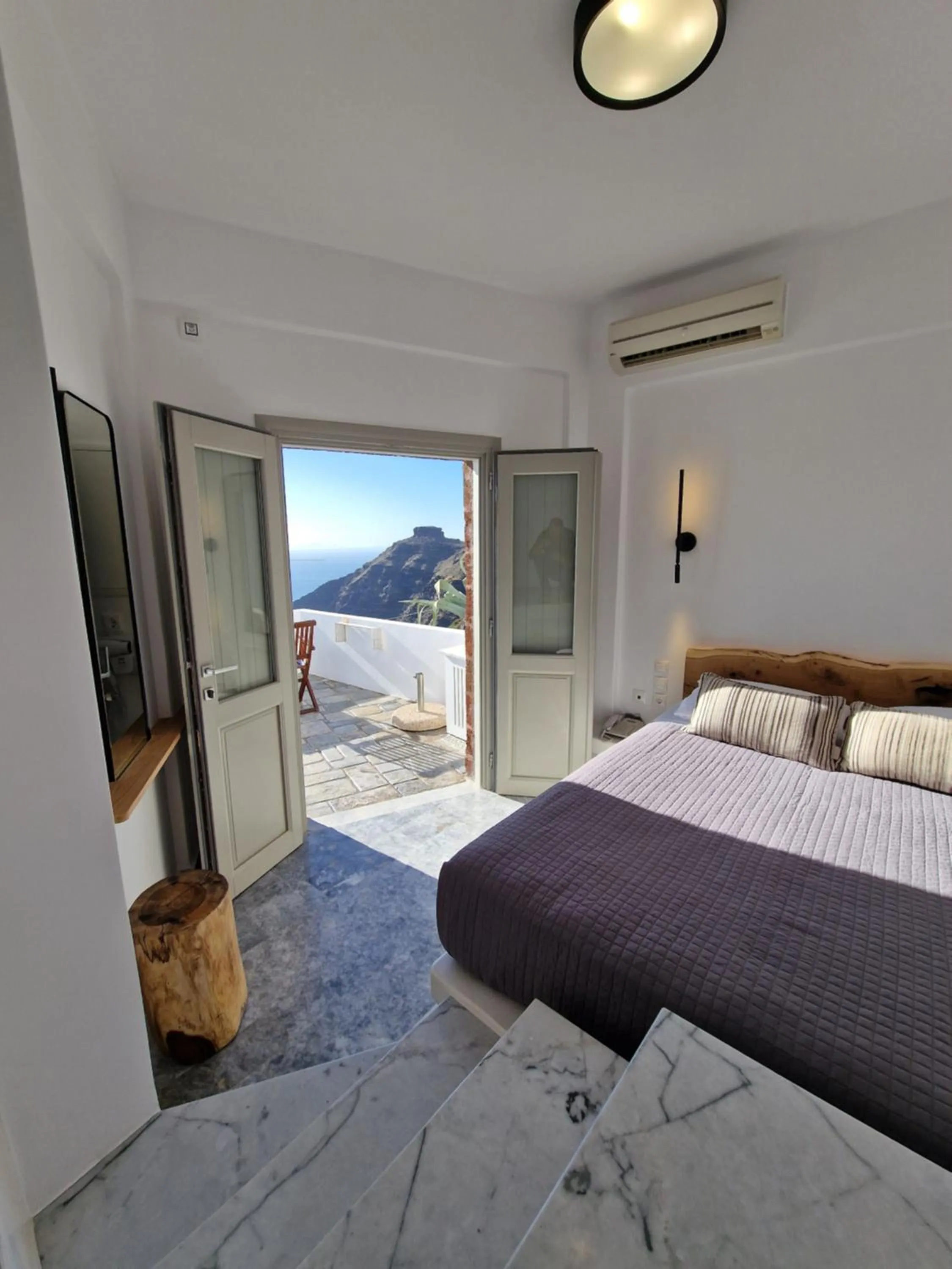 Location, Bed in Smaro Studios