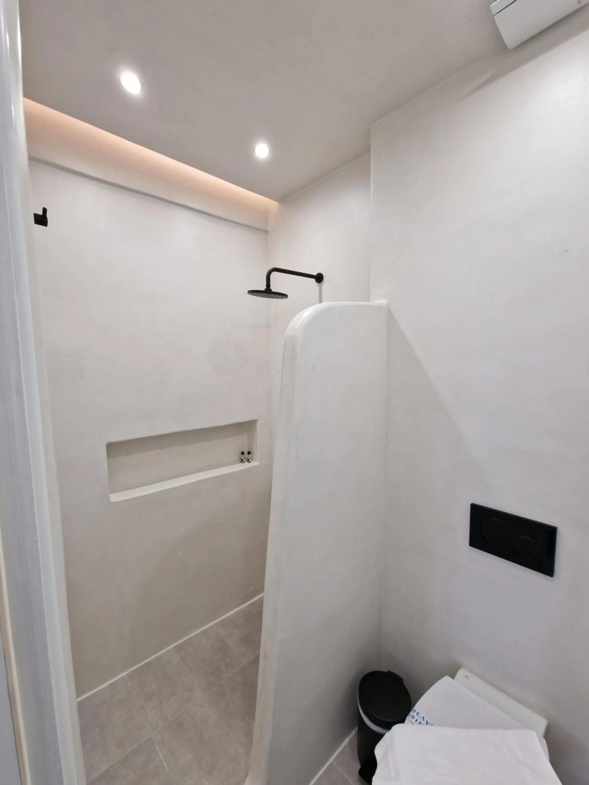 Shower in Smaro Studios