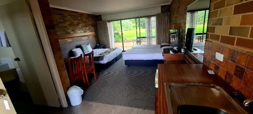 Bed in Shepparton Golf Motel