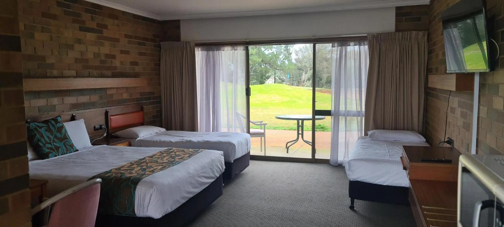 Bed in Shepparton Golf Motel