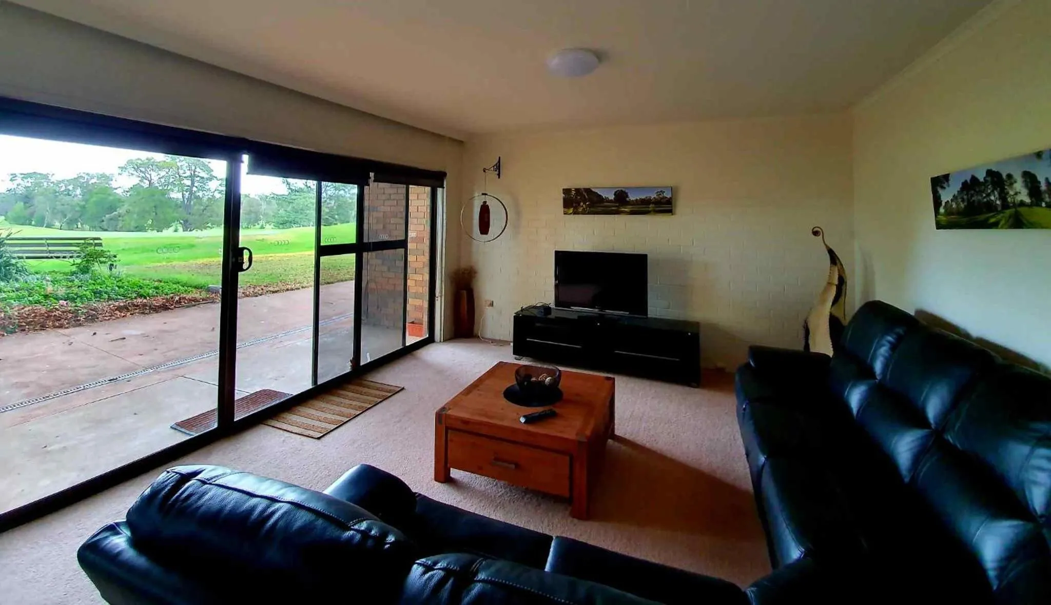 Living room in Shepparton Golf Motel