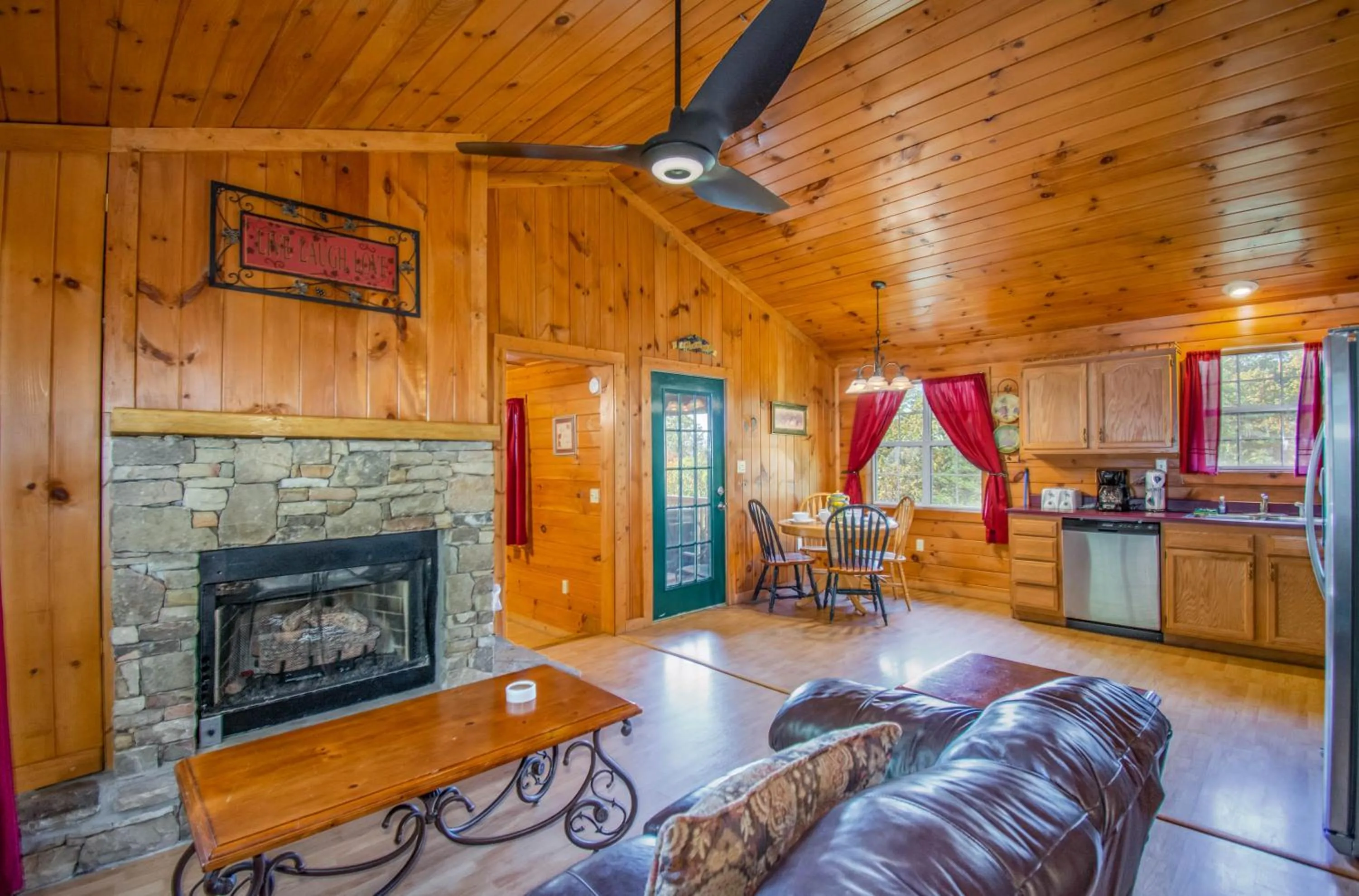 Ladybug Resort Romantic Cabin With Mountain Views, Game Room, Close to Dollywood