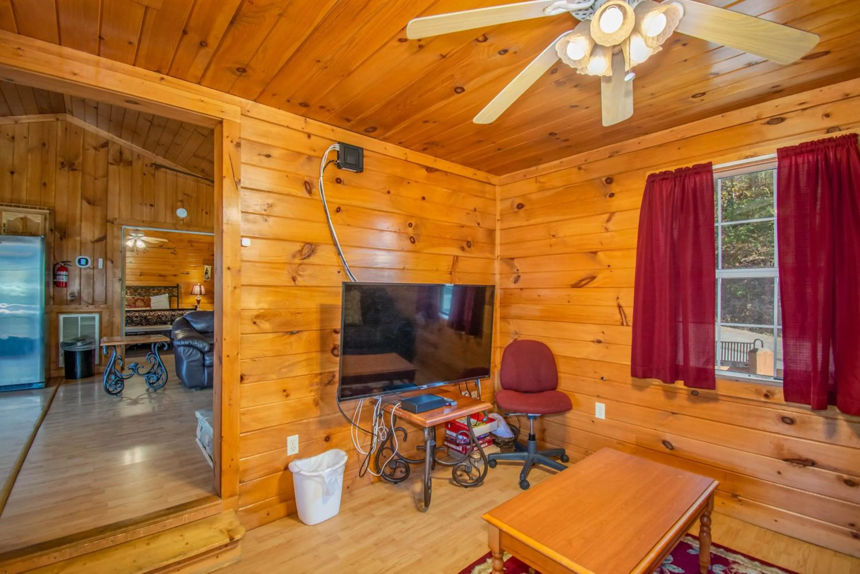 Communal lounge/ TV room in Ladybug Resort Romantic Cabin With Mountain Views, Game Room, Close to Dollywood