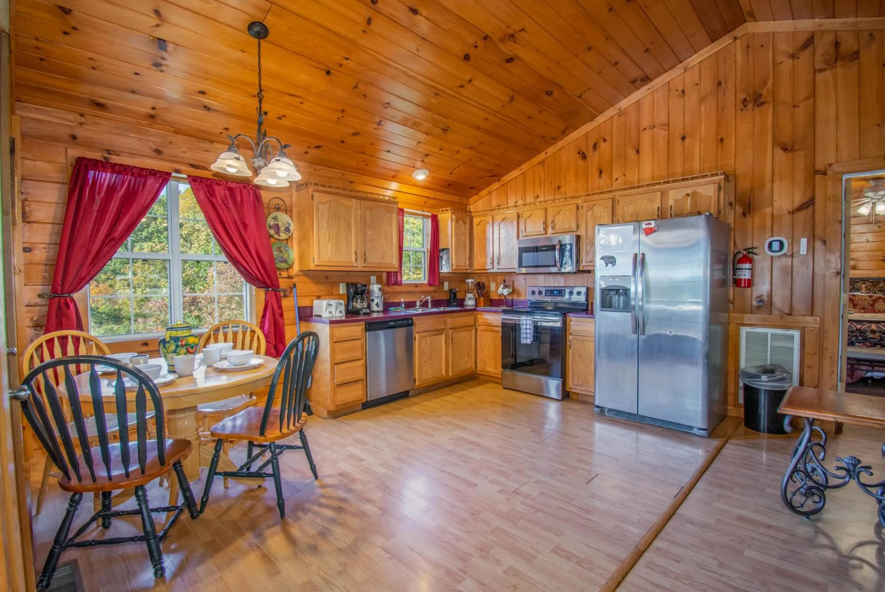 Ladybug Resort Romantic Cabin With Mountain Views, Game Room, Close to Dollywood