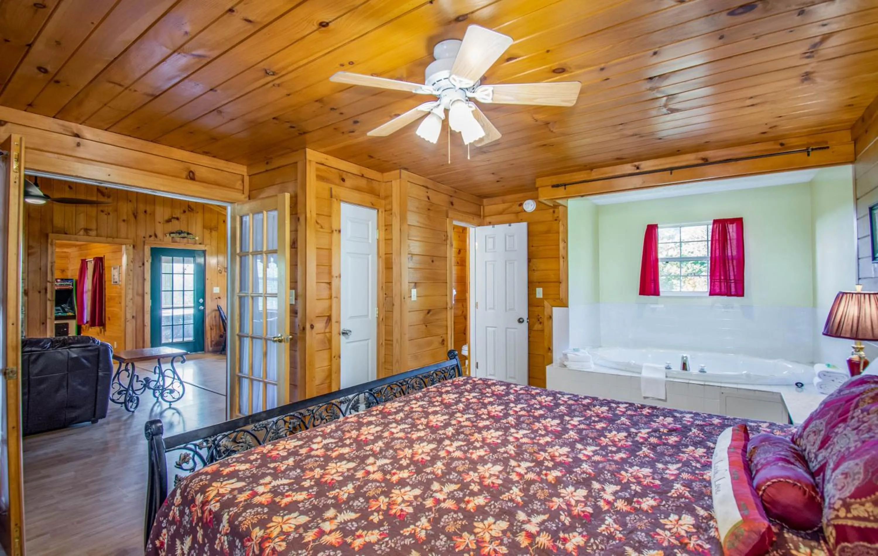 Bed in Ladybug Resort Romantic Cabin With Mountain Views, Game Room, Close to Dollywood