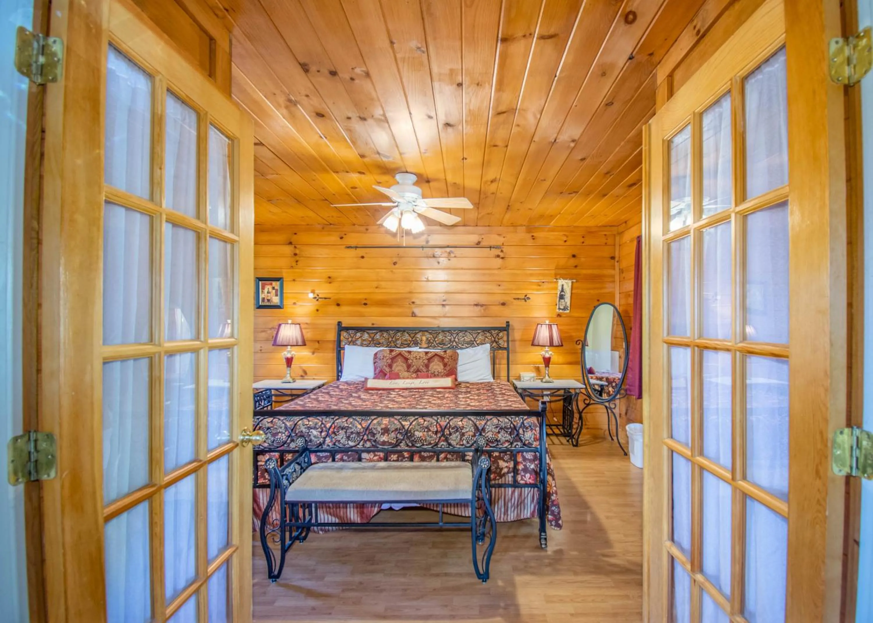Ladybug Resort Romantic Cabin With Mountain Views, Game Room, Close to Dollywood