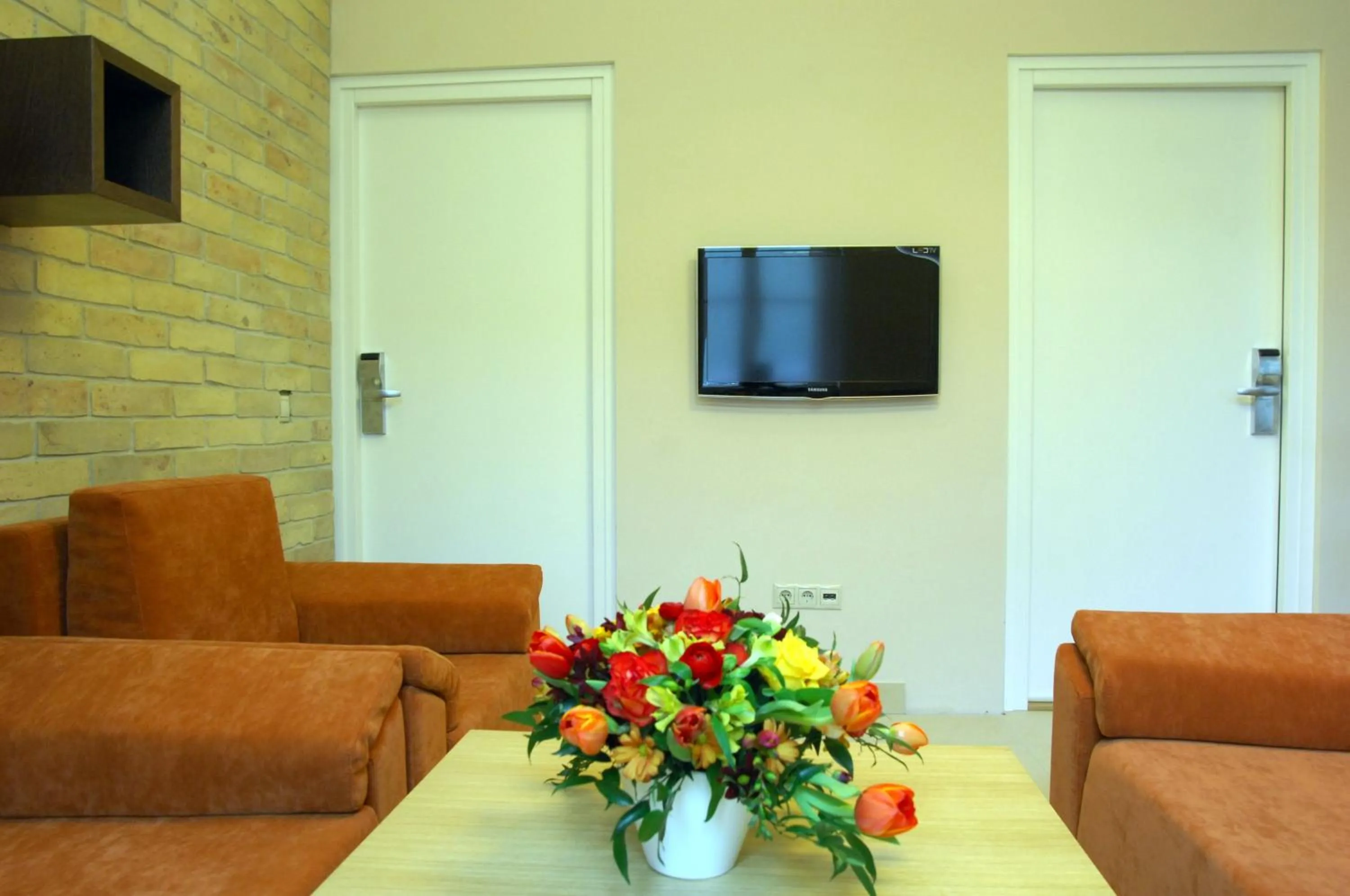 Communal lounge/ TV room in Soleil Apartman Szeged