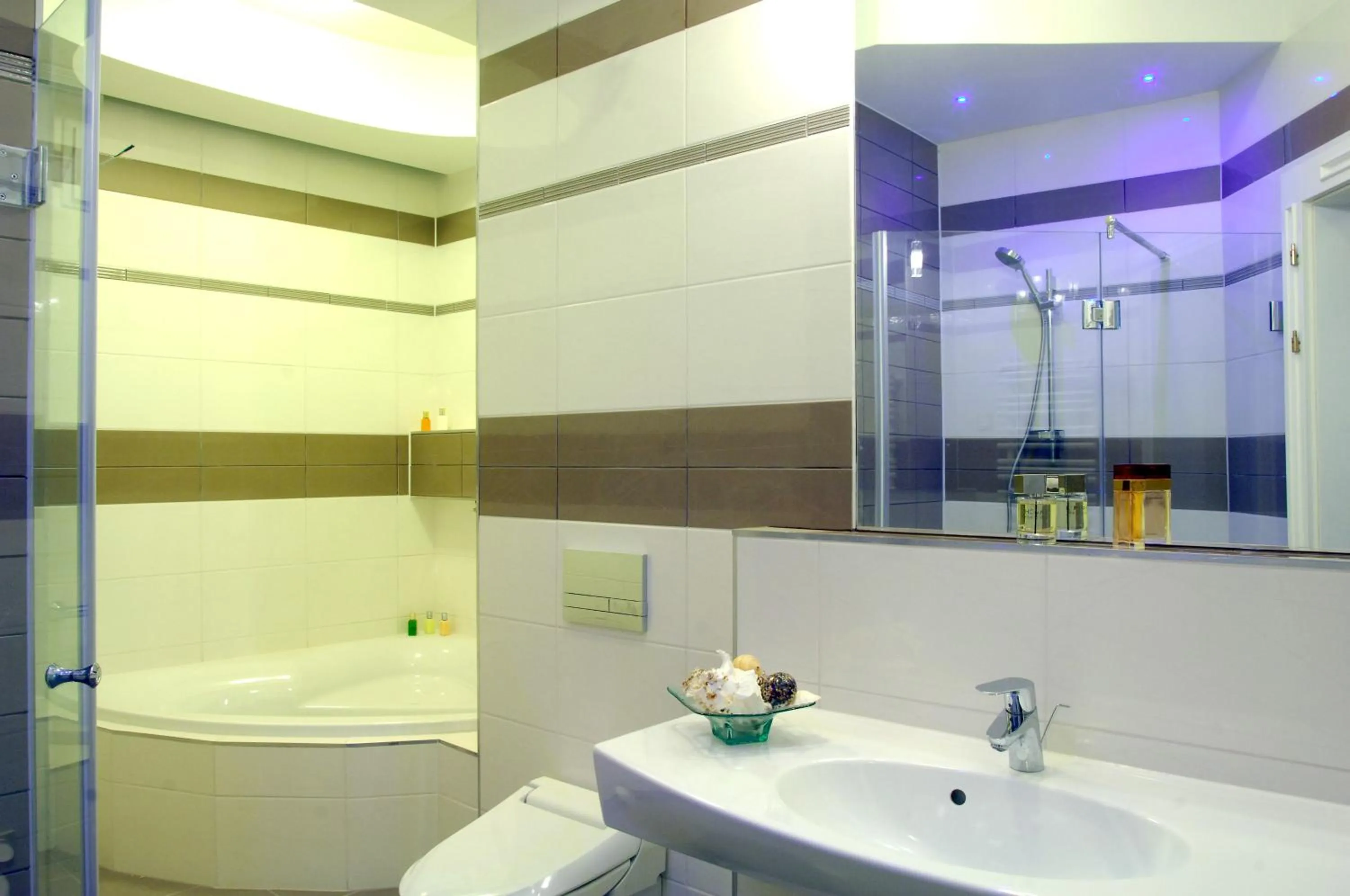 Shower in Soleil Apartman Szeged