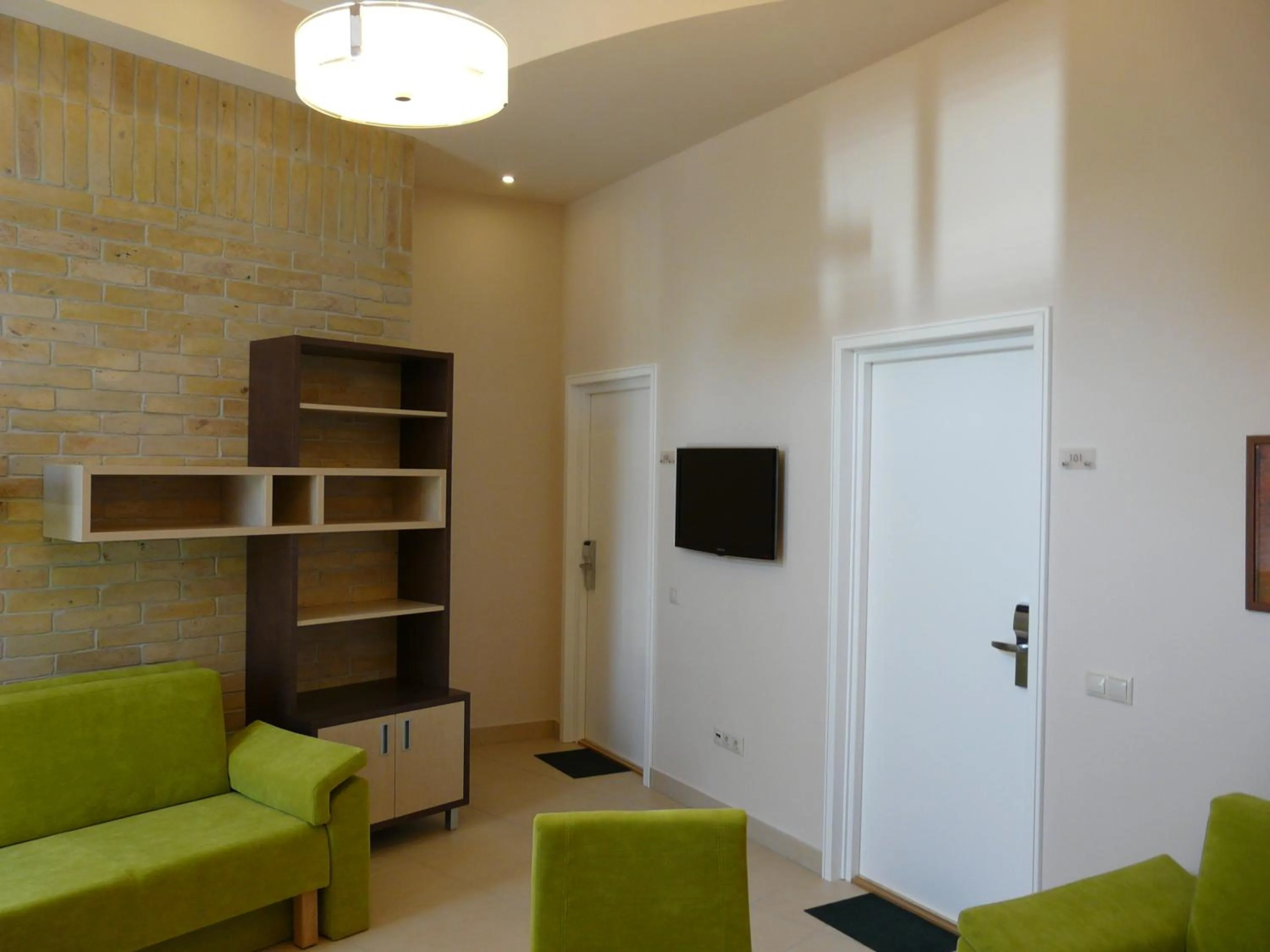 Communal lounge/ TV room in Soleil Apartman Szeged