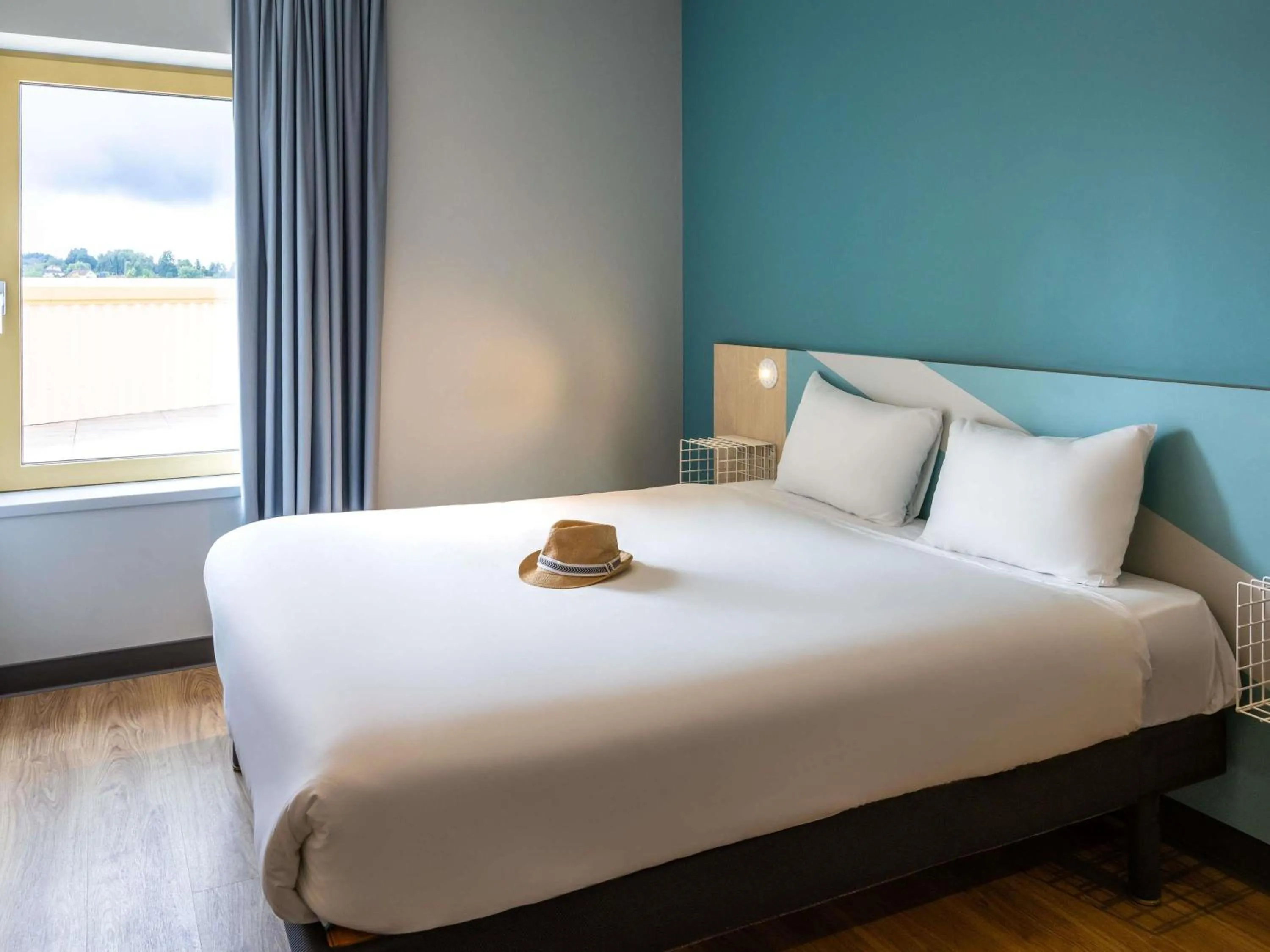 Bedroom, Bed in ibis budget Epinal