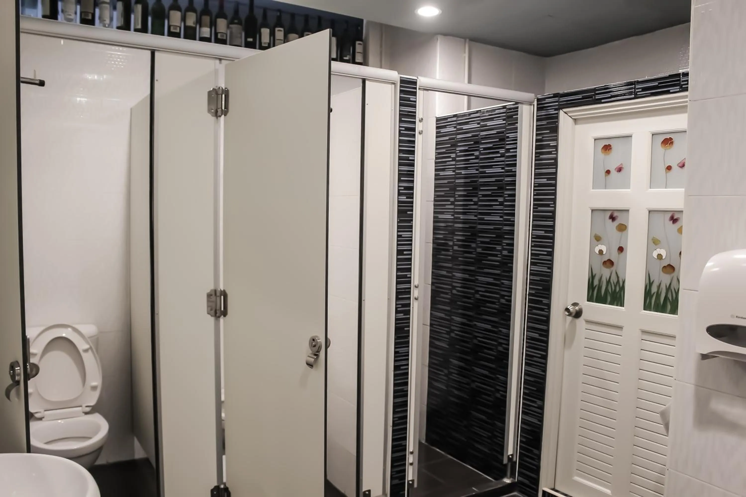 Shower in Khaosan Station