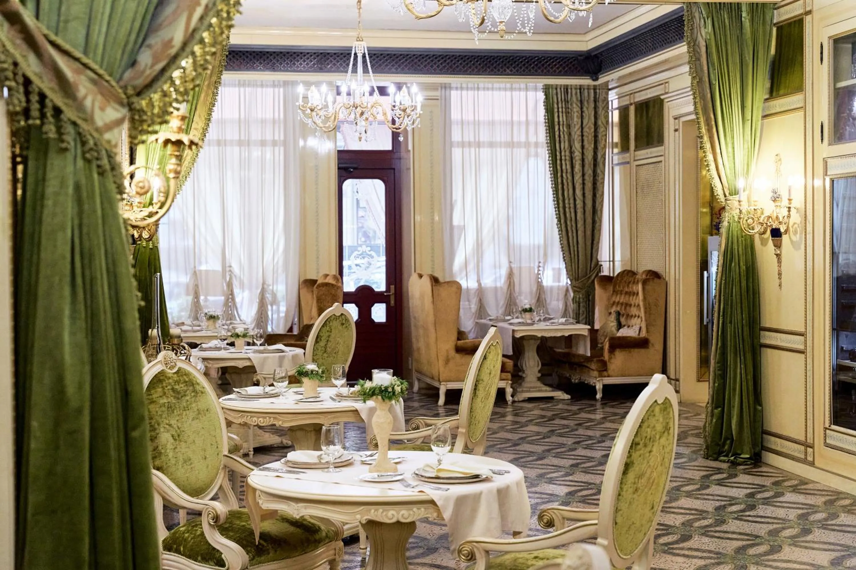 Restaurant/places to eat in Hotel Bristol