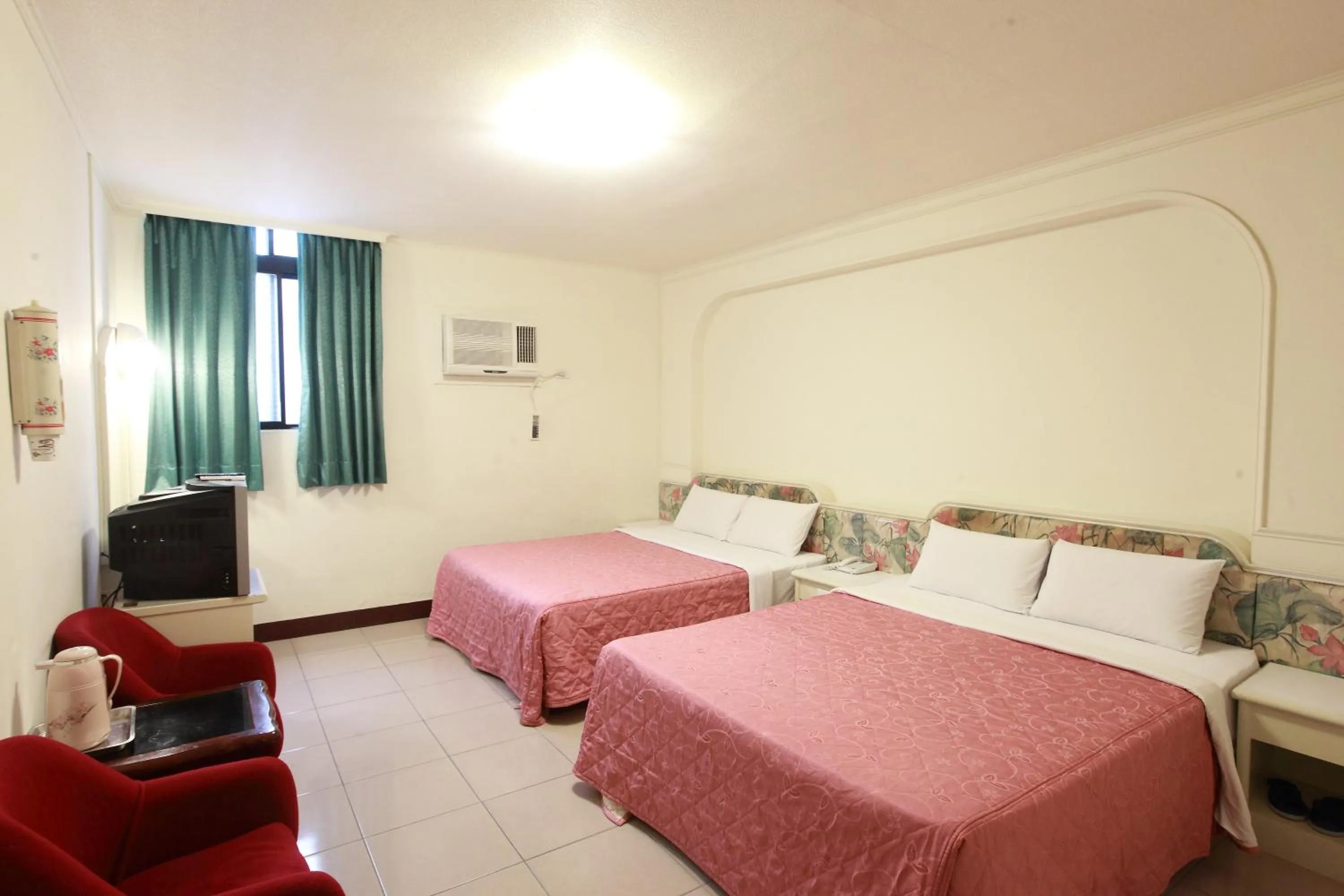 Photo of the whole room, Bed in Yong Qi Hotel