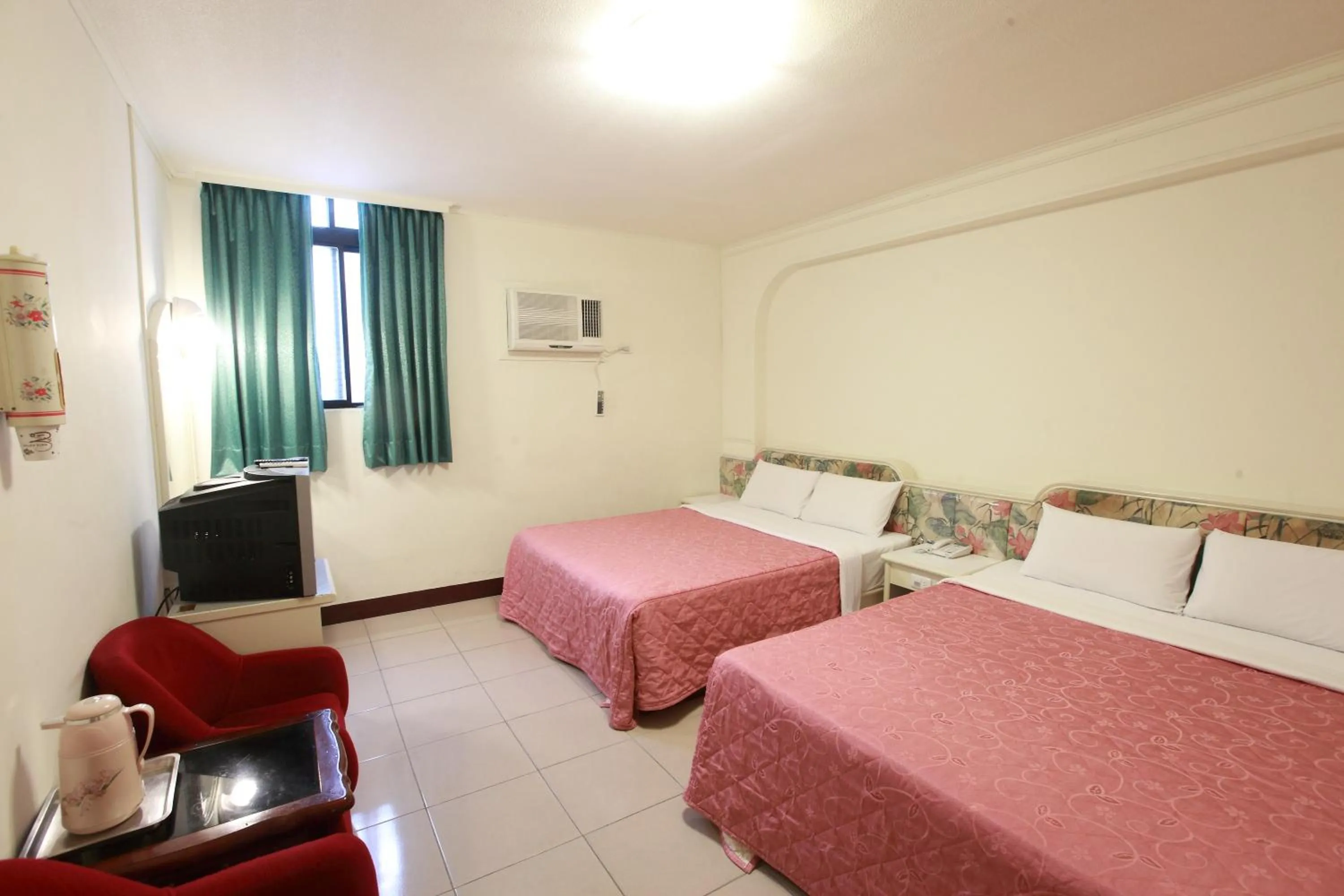 Photo of the whole room, Bed in Yong Qi Hotel