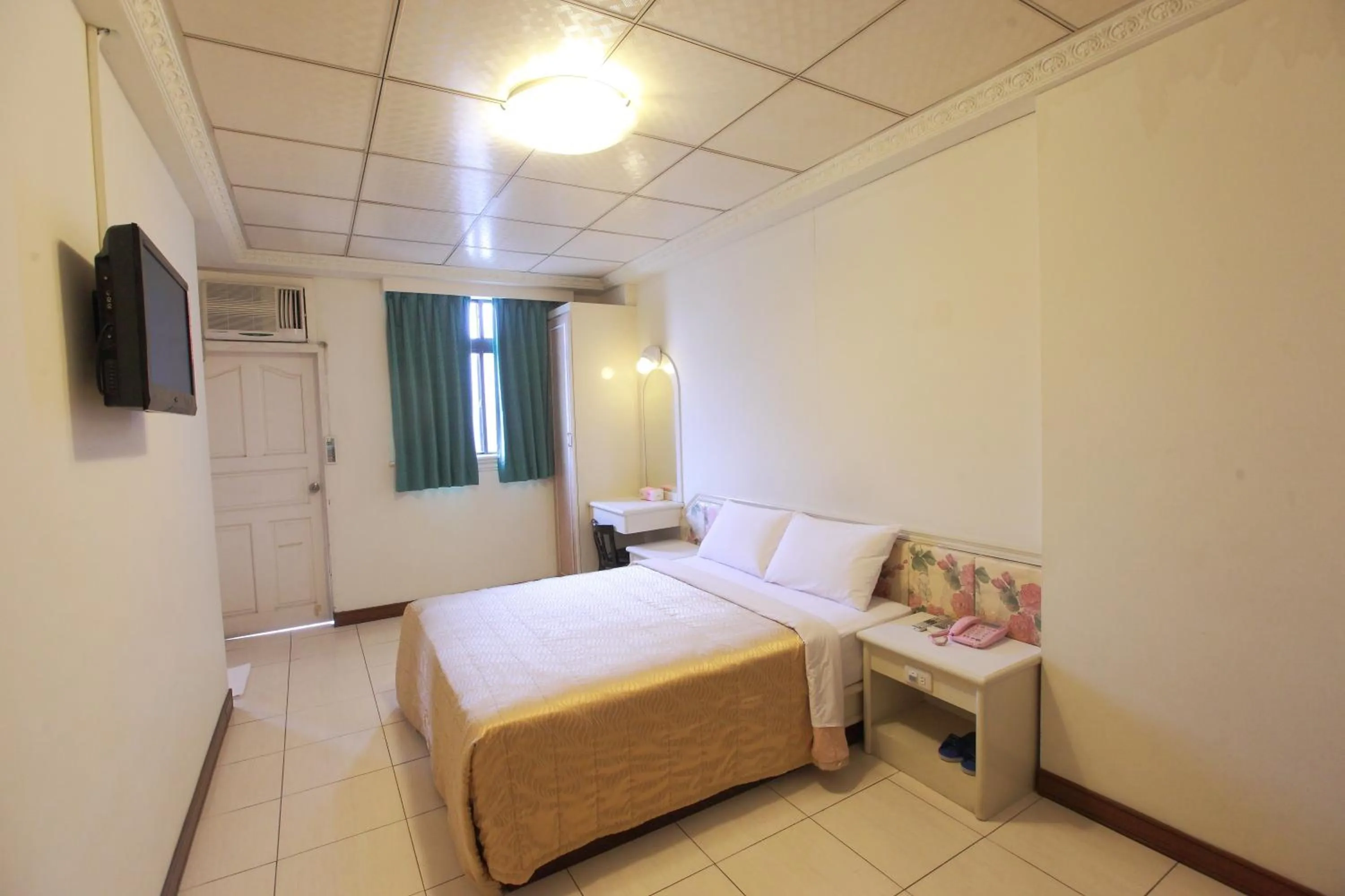 Photo of the whole room, Bed in Yong Qi Hotel