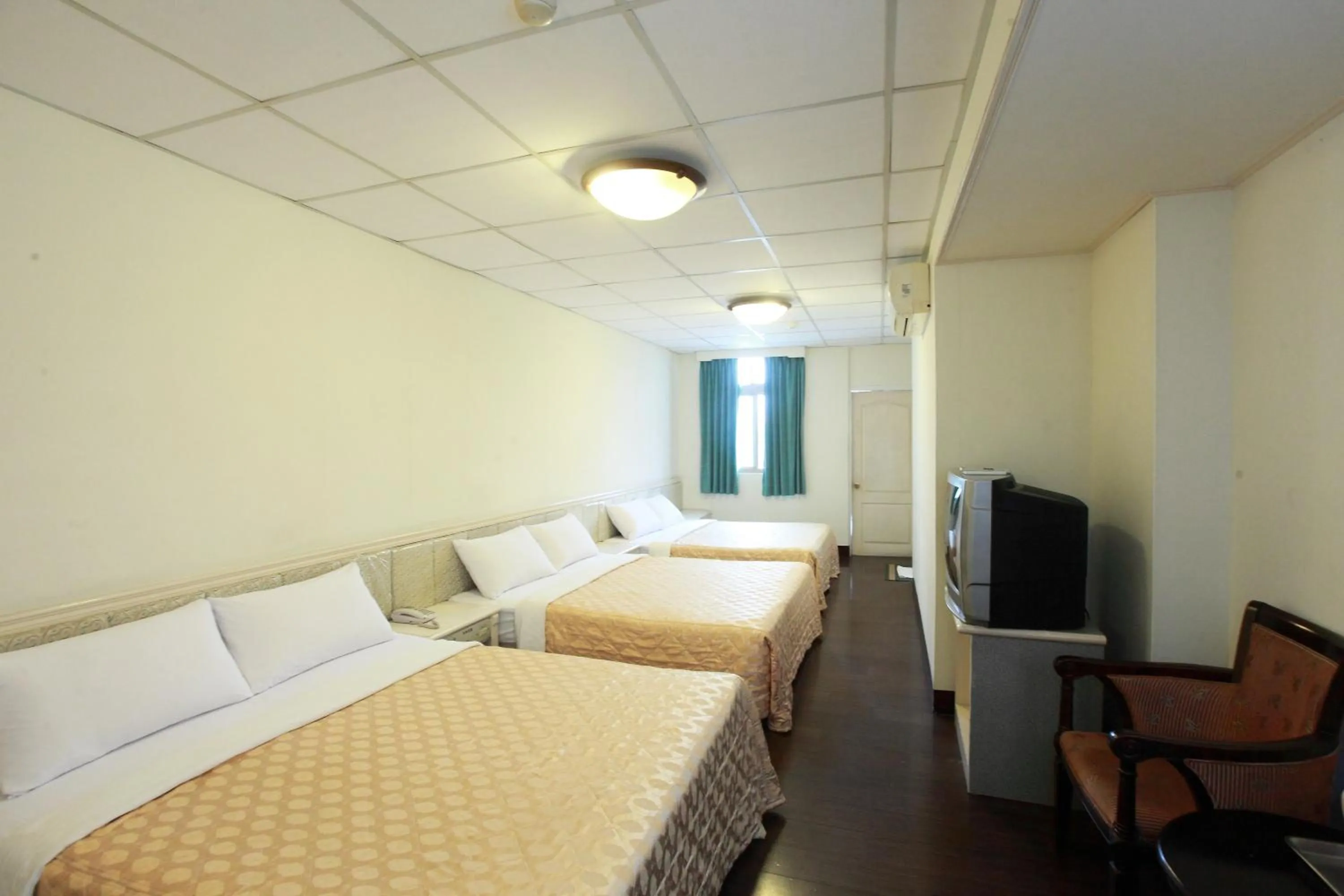 Photo of the whole room, Bed in Yong Qi Hotel