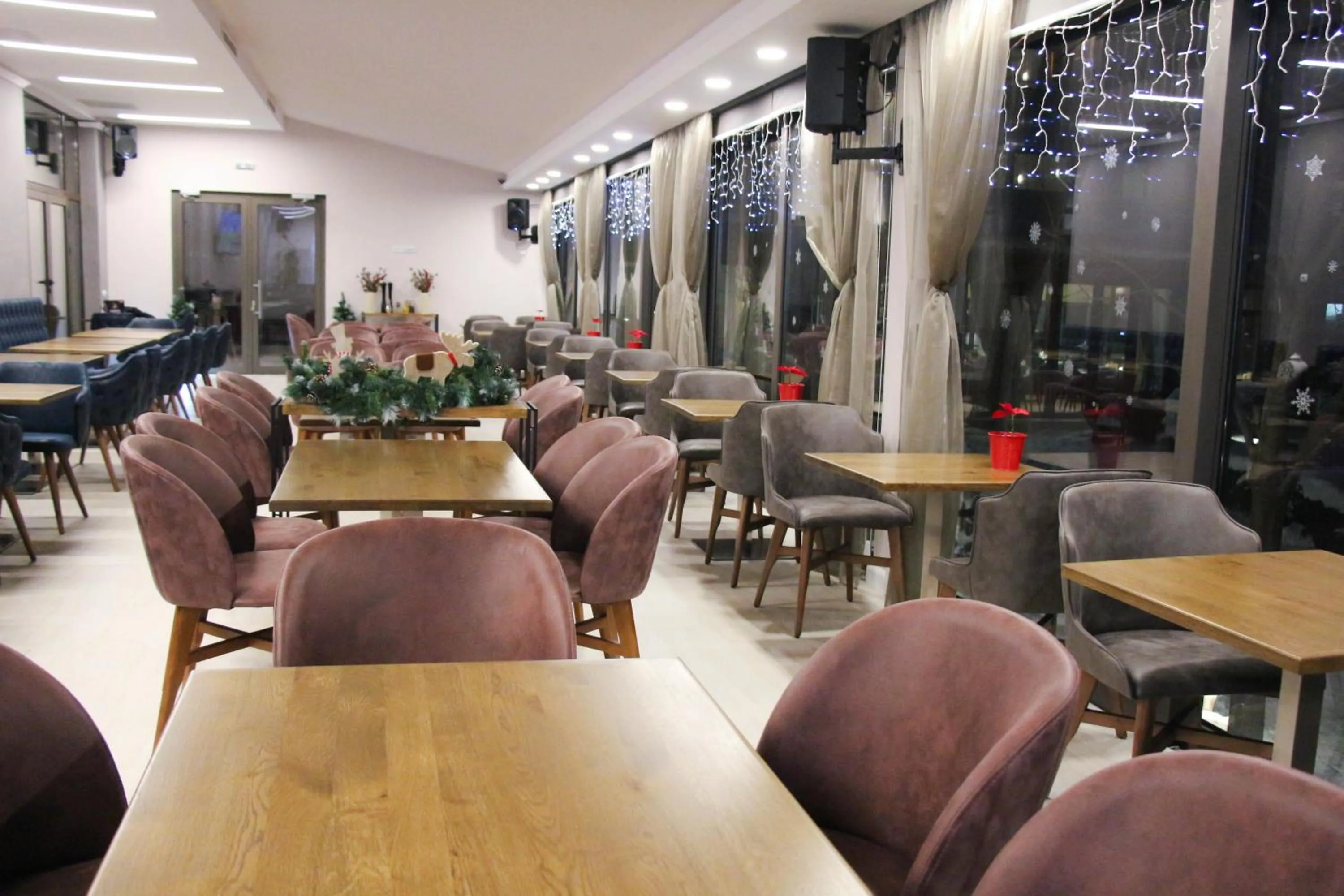 Restaurant/places to eat in Murite Park Hotel