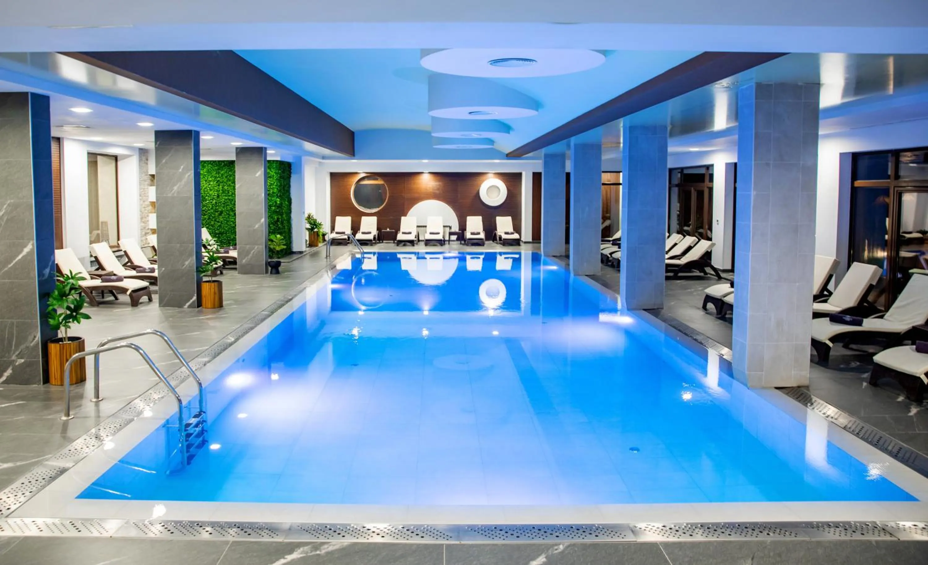 Swimming pool in Murite Park Hotel