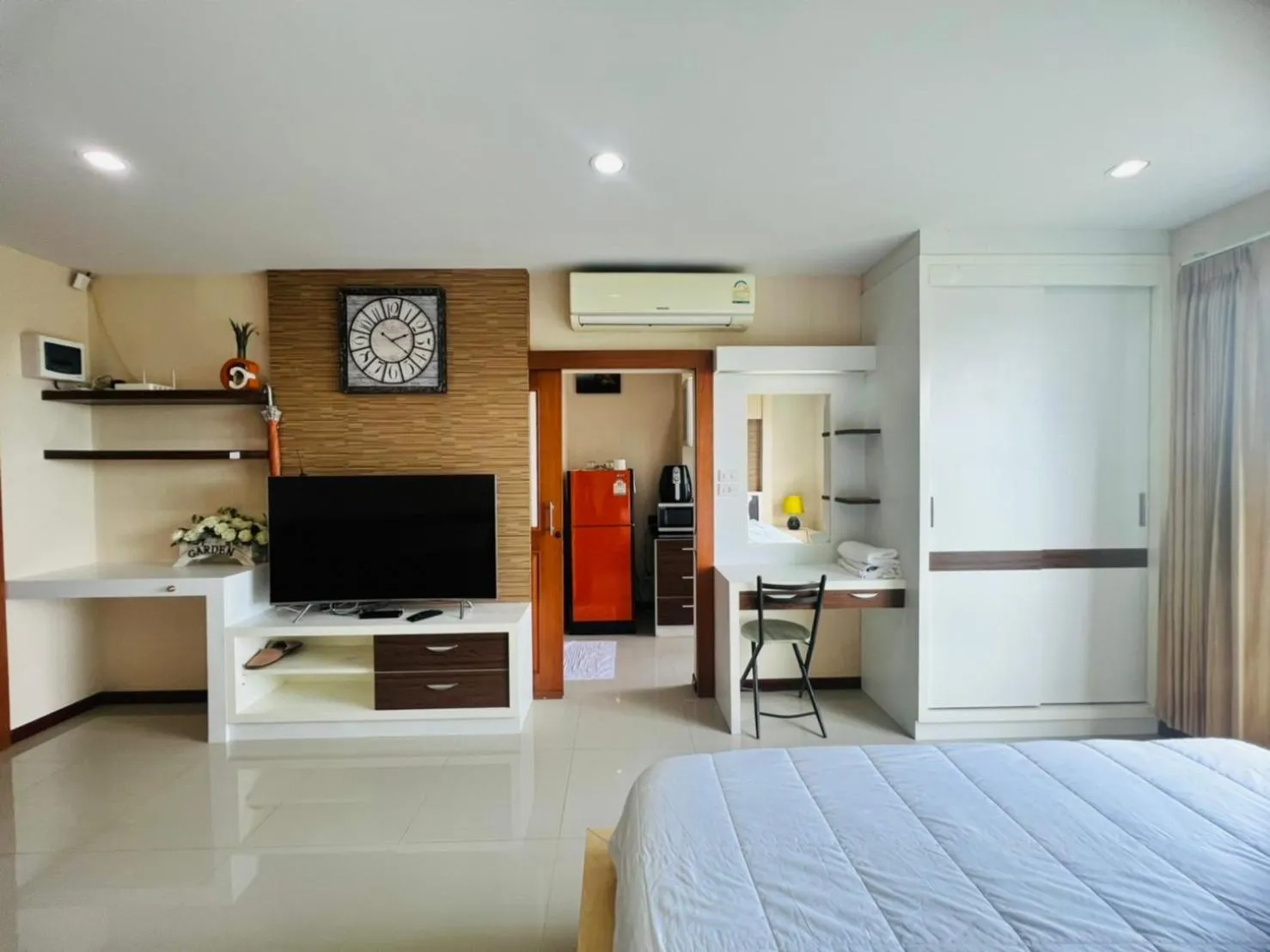 Communal lounge/ TV room, Bed in The Ozone Krabi Condotel