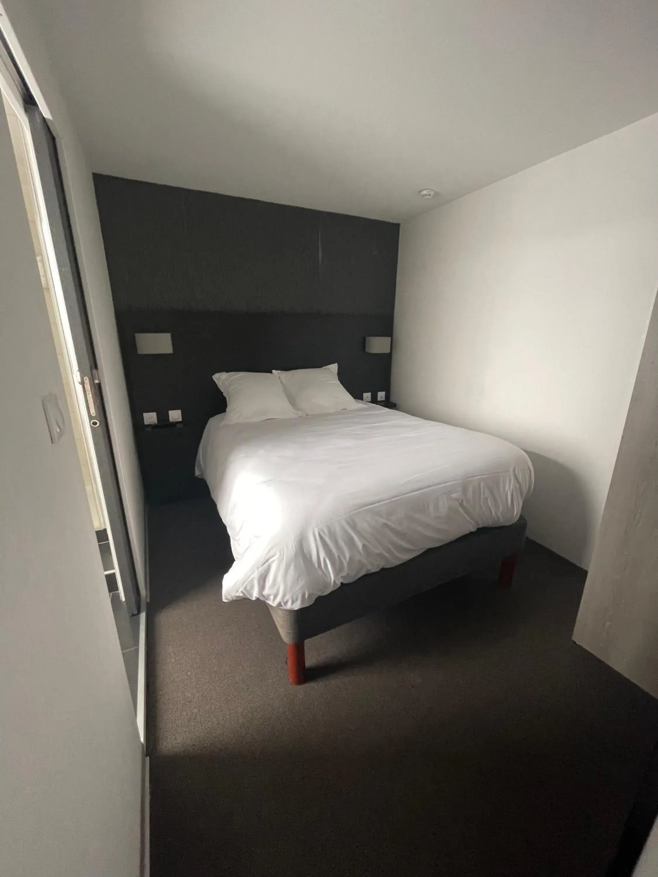 Bed in Beau Rivage Hôtel-Restaurant Bed in Beau Rivage Hôtel-Restaurant