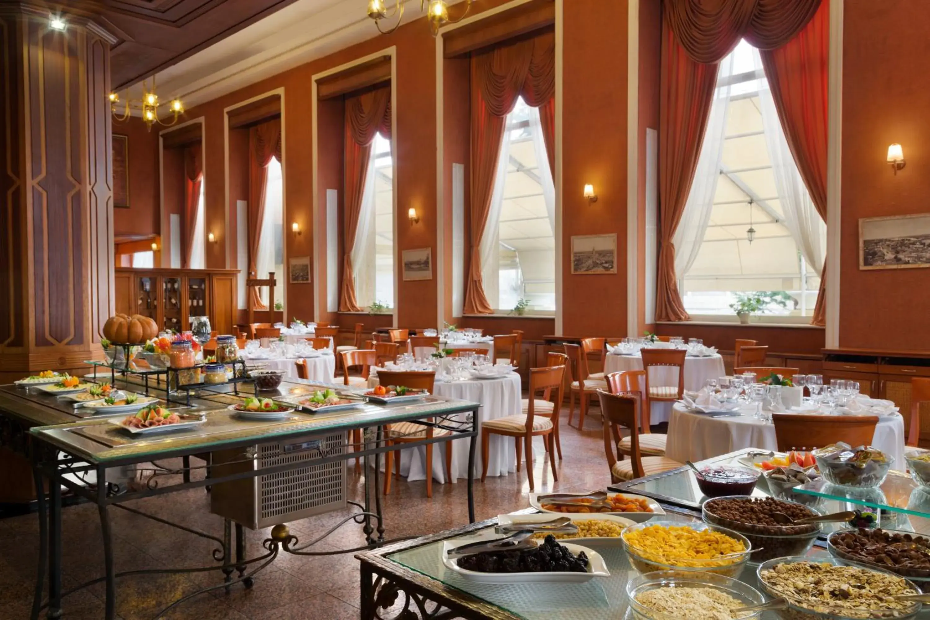 Restaurant/places to eat in Ramada by Wyndham Plovdiv Trimontium Restaurant/places to eat in Ramada by Wyndham Plovdiv Trimontium