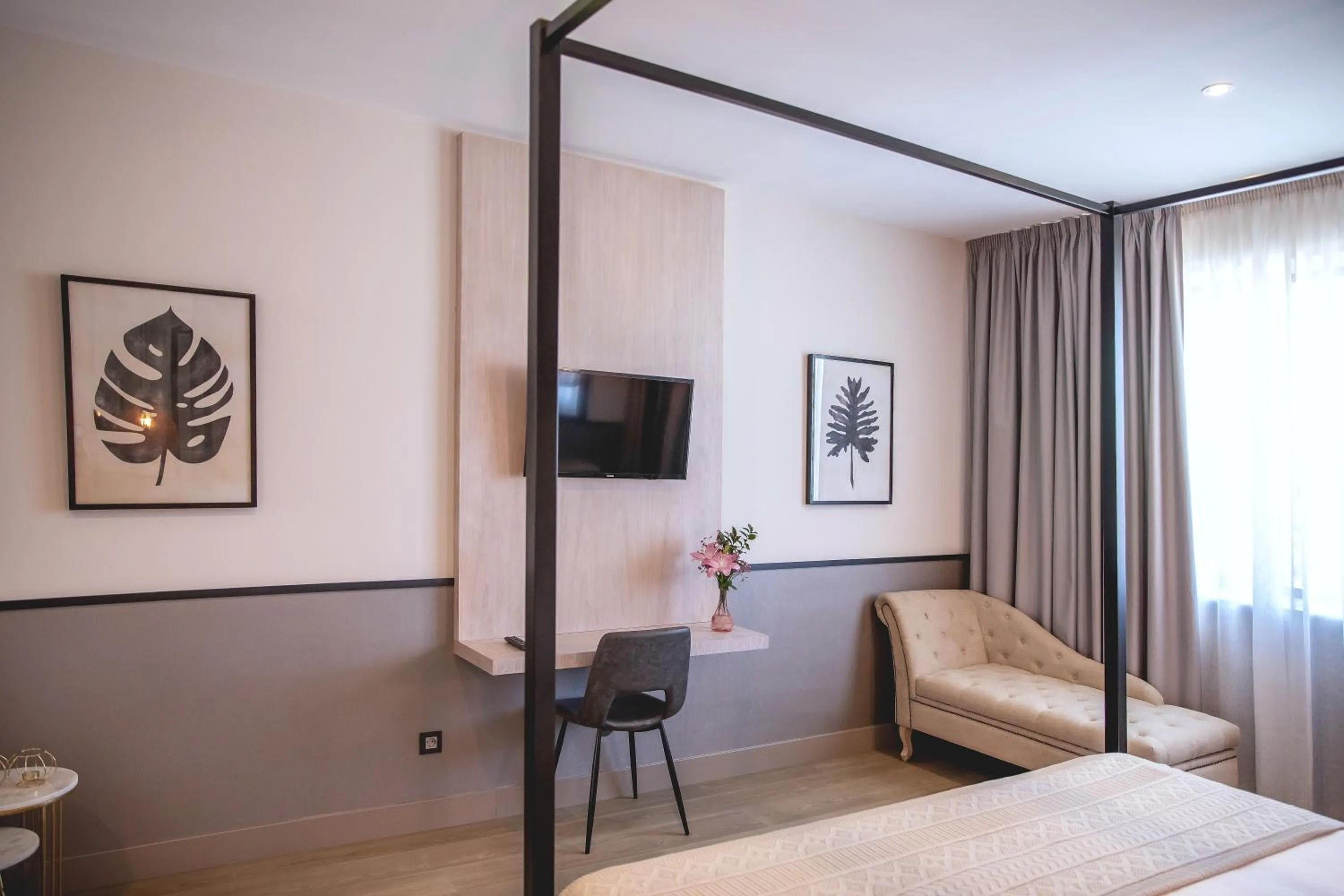 Seating area, Bed in Hotel Paraiso Granada