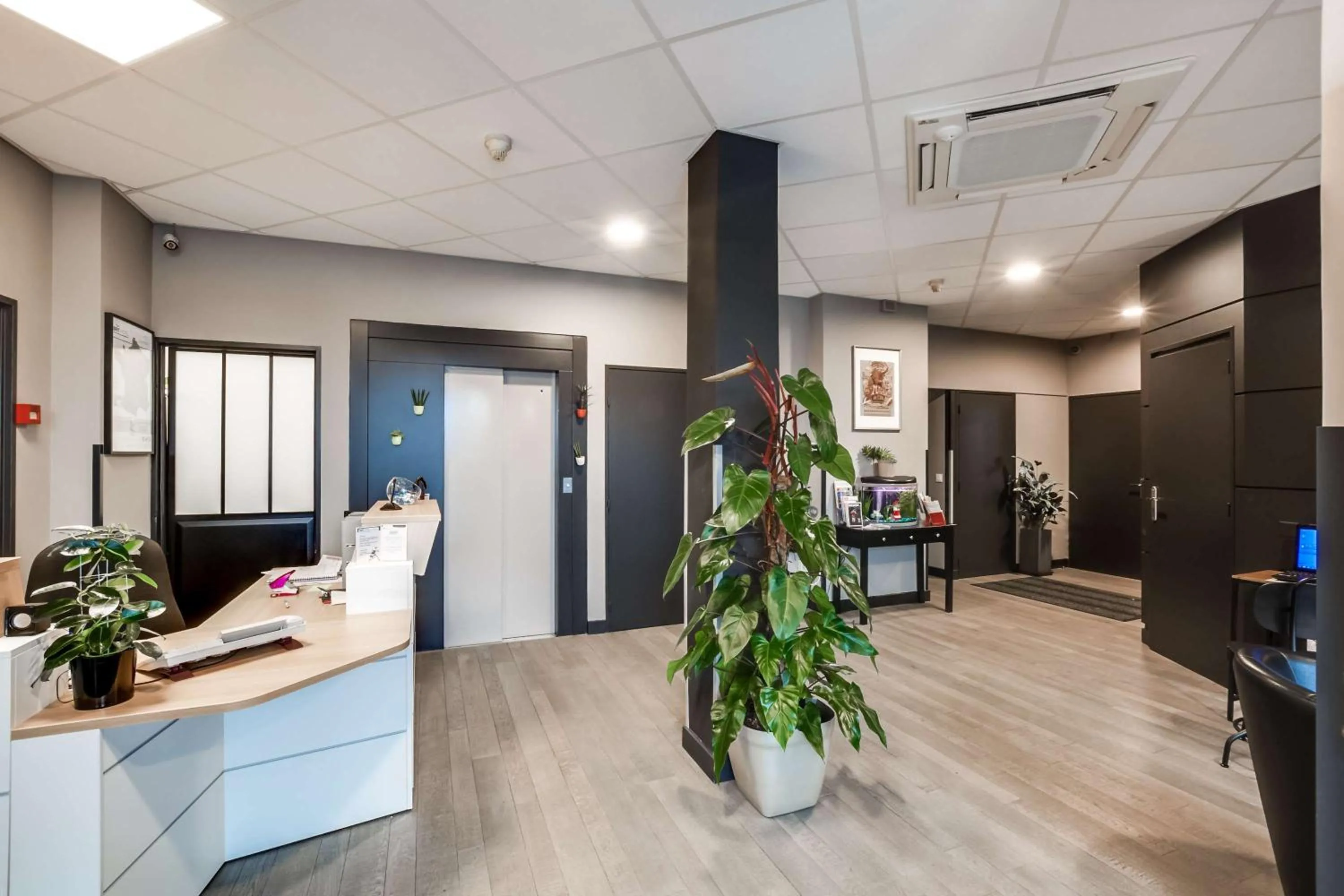 Lobby or reception in Brit Hotel Saint-Nazaire Centre