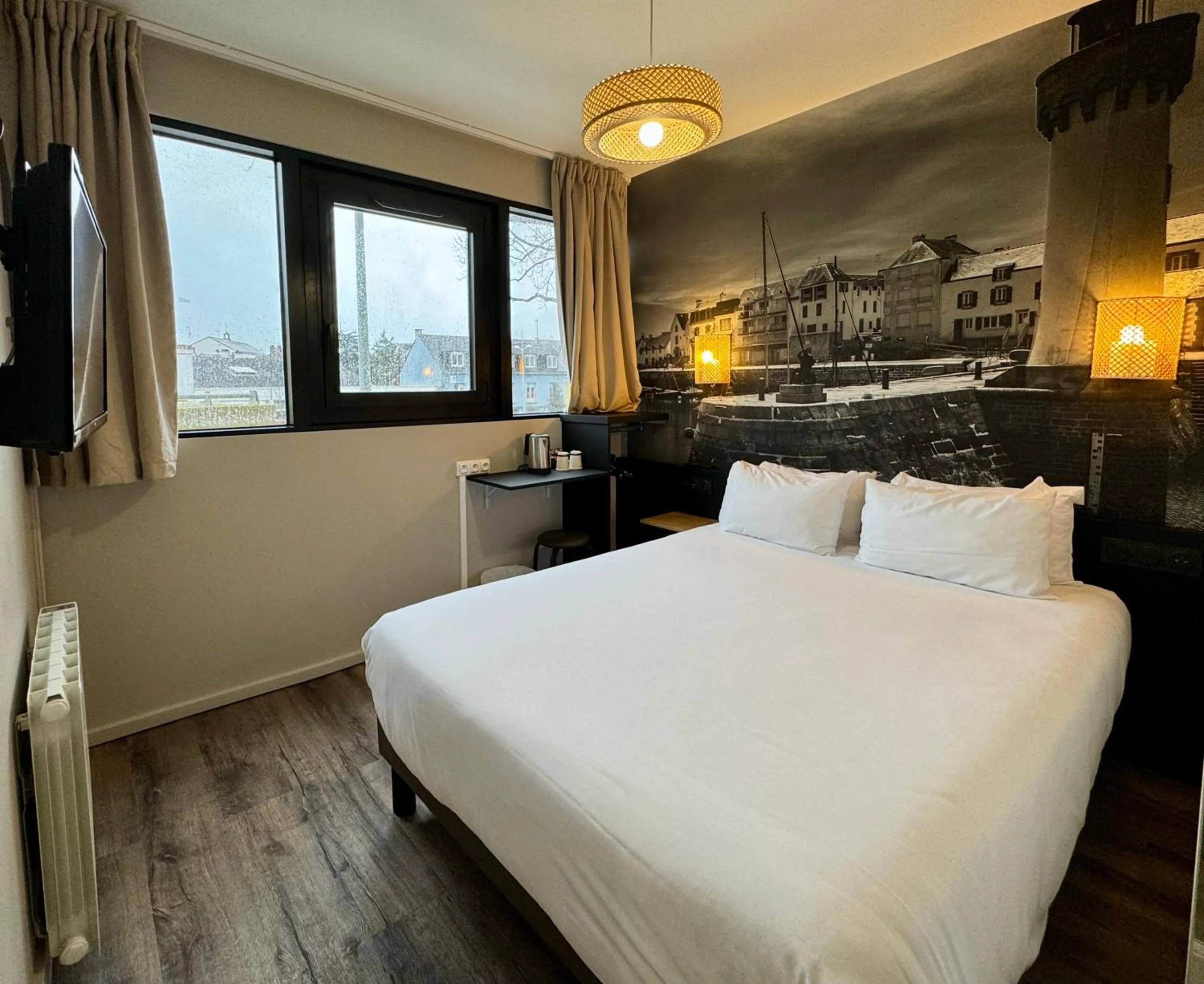 Bed in Brit Hotel Saint-Nazaire Centre