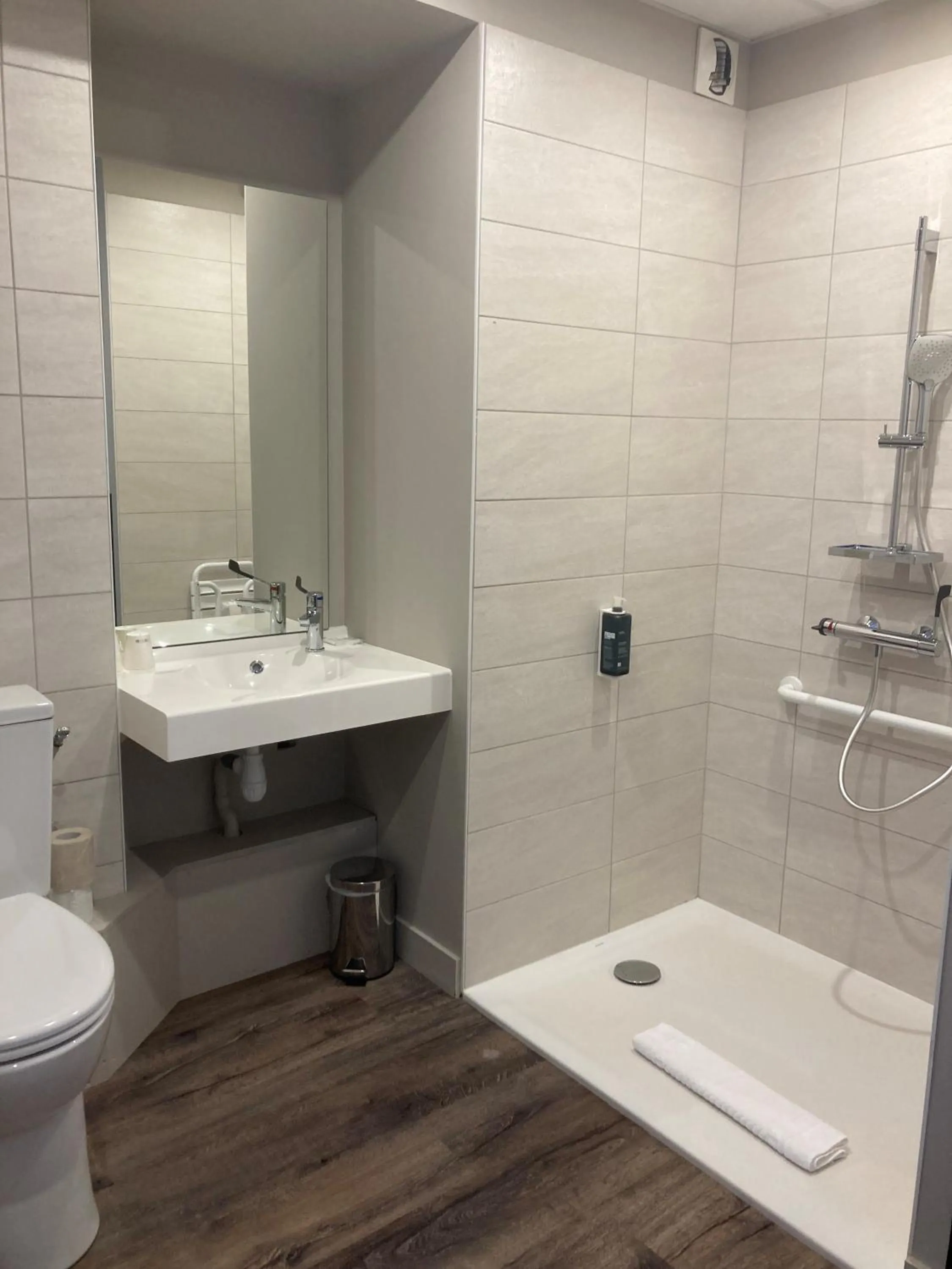 Bathroom in Brit Hotel Saint-Nazaire Centre