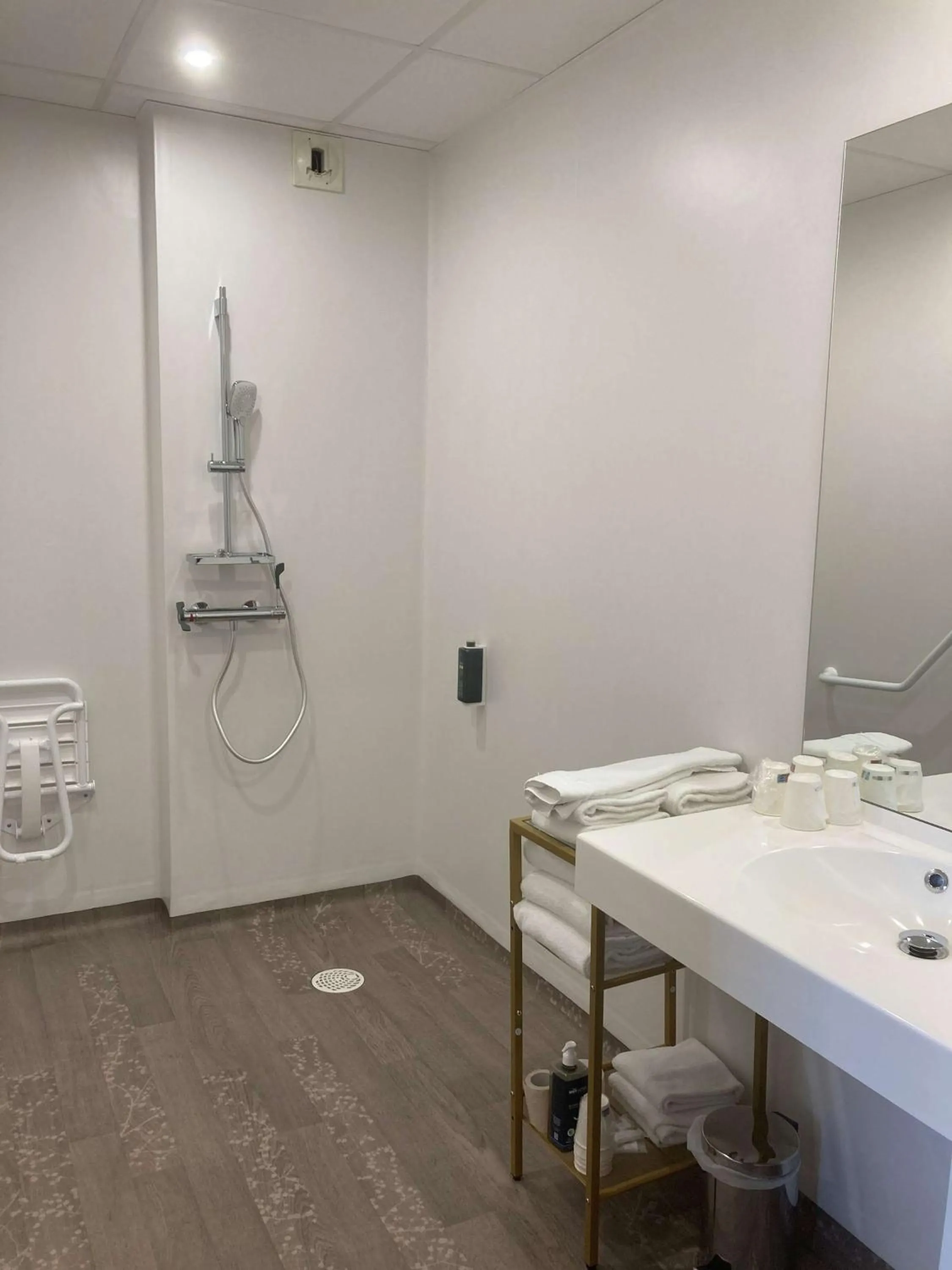 Bedroom in Brit Hotel Saint-Nazaire Centre