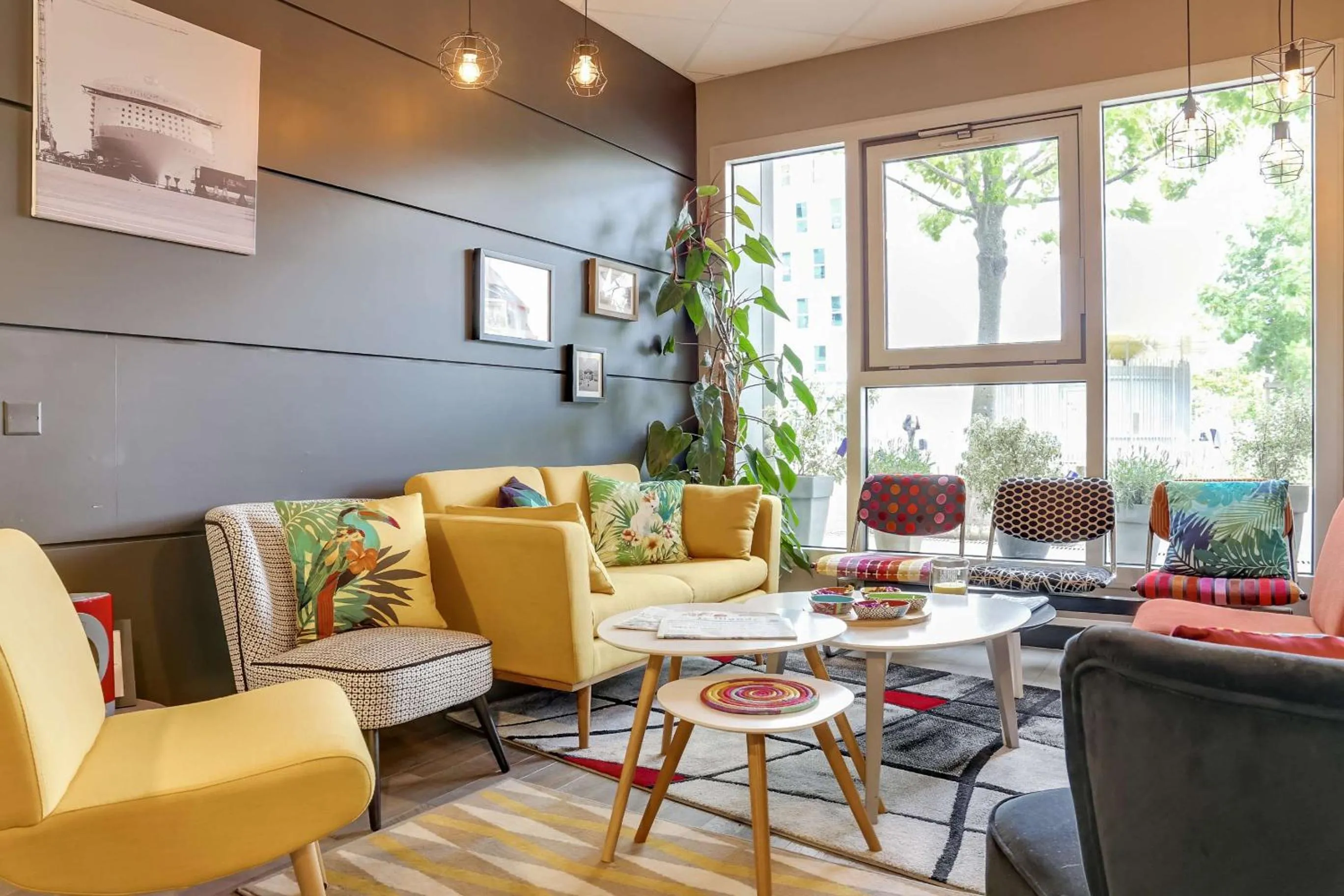 Lounge or bar in Brit Hotel Saint-Nazaire Centre