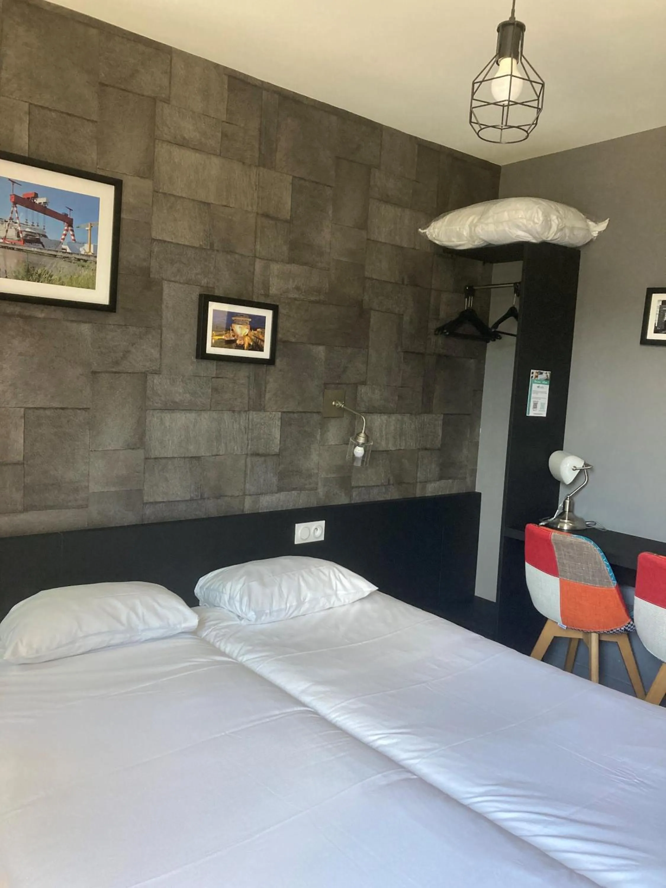 Bed in Brit Hotel Saint-Nazaire Centre