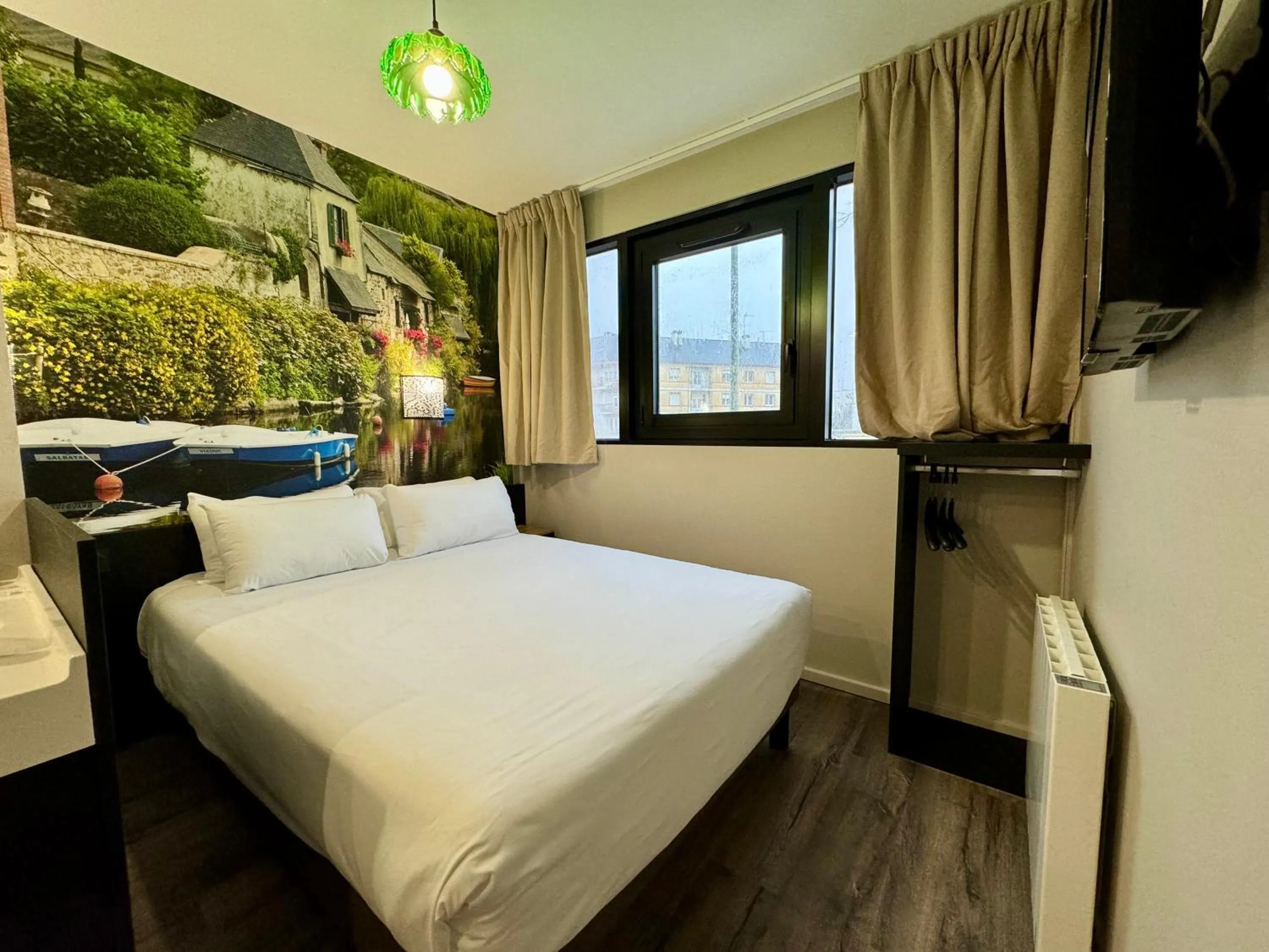 Bed in Brit Hotel Saint-Nazaire Centre