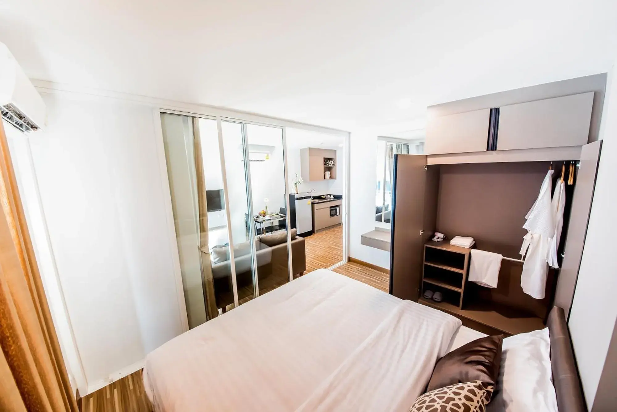 Bed in The Violin Sriracha Bed in The Violin Sriracha