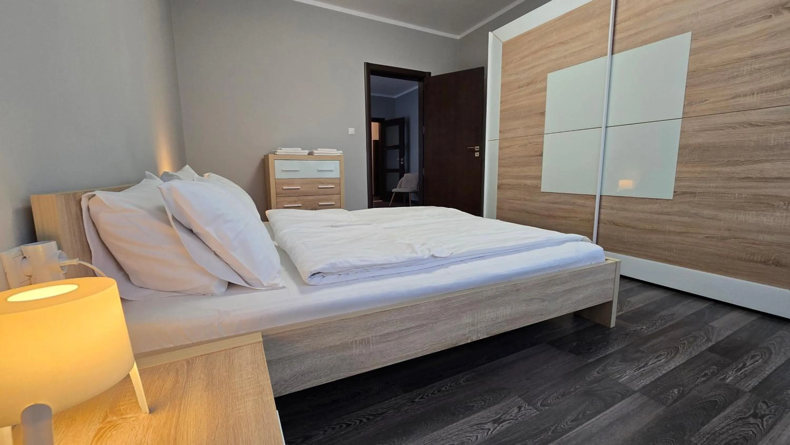 Bedroom, Bed in Starflat Quiet Parkside Suite