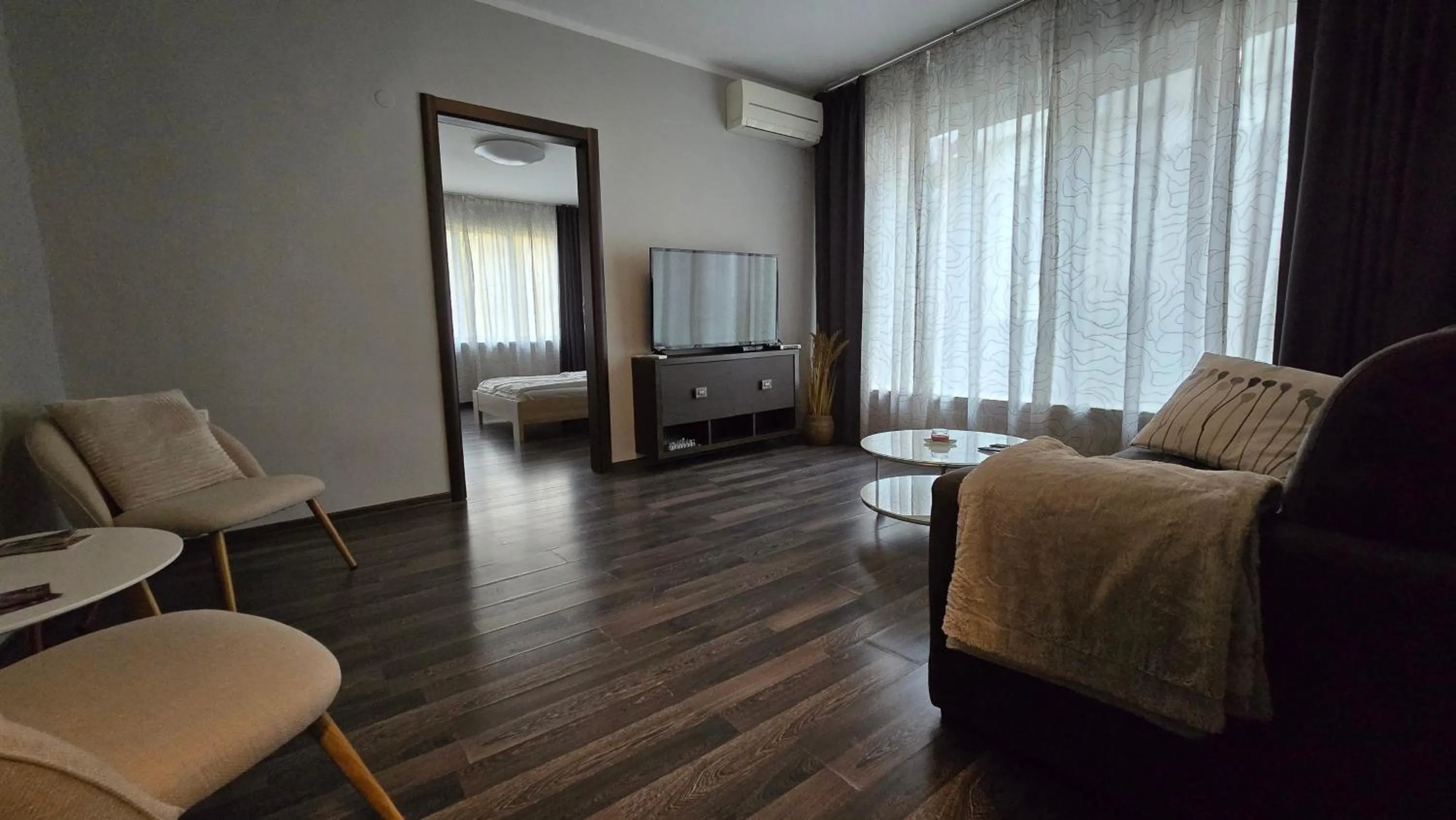 Communal lounge/ TV room, Bed in Starflat Quiet Parkside Suite