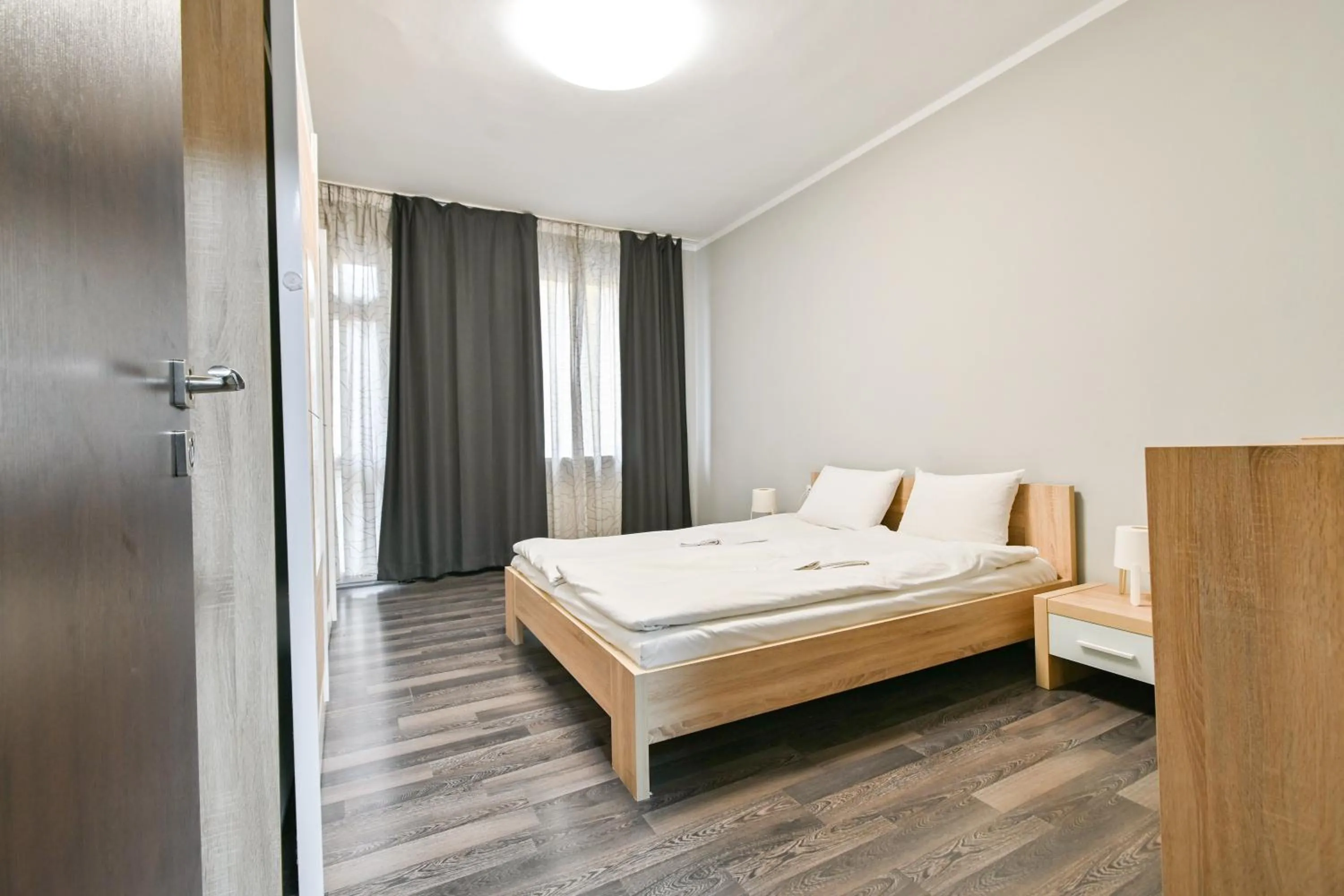 Bed in Starflat Quiet Parkside Suite