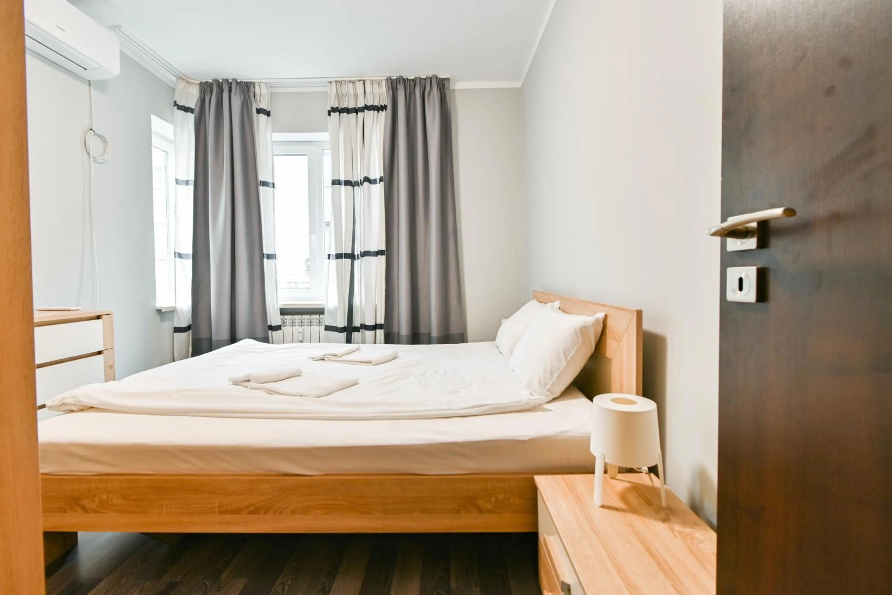 Bed in Starflat Quiet Parkside Suite