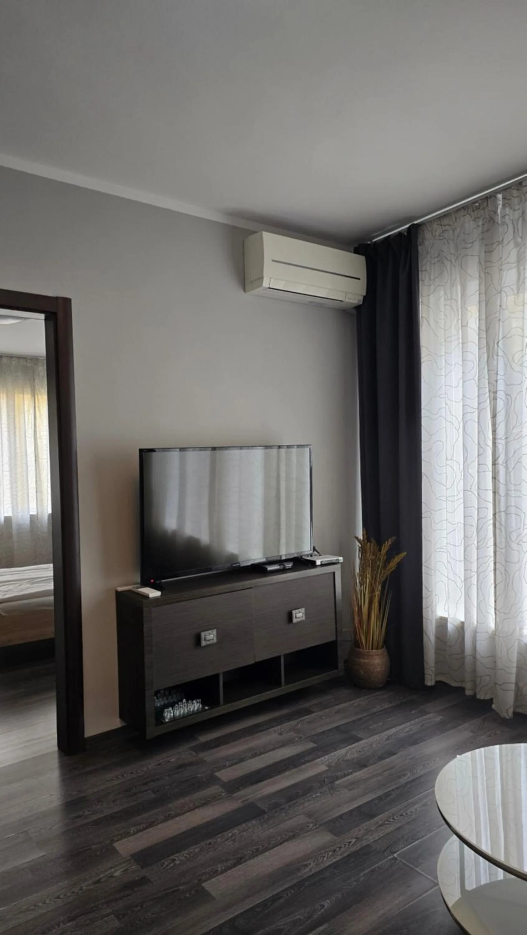 Communal lounge/ TV room in Starflat Quiet Parkside Suite
