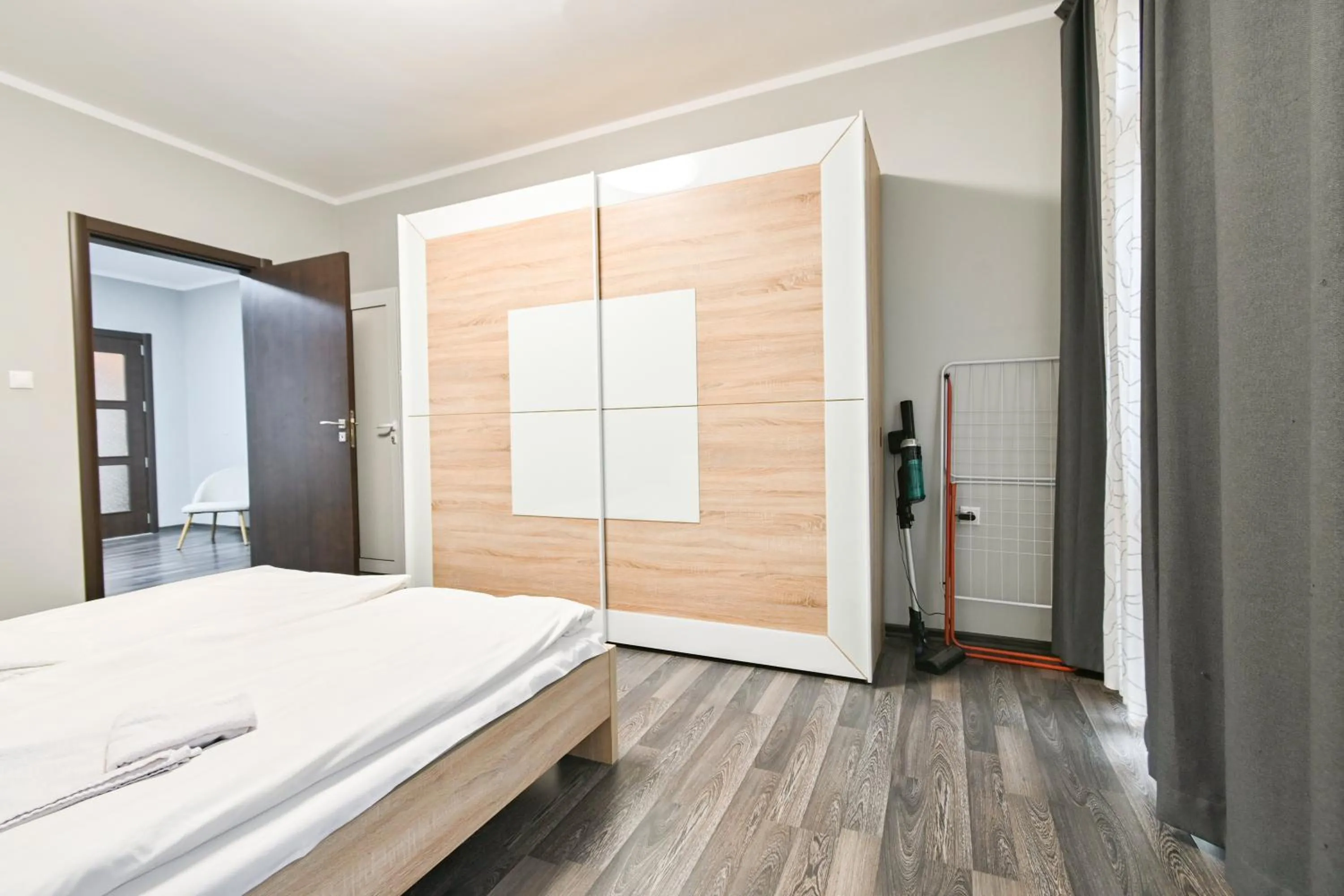 wardrobe, Bed in Starflat Quiet Parkside Suite