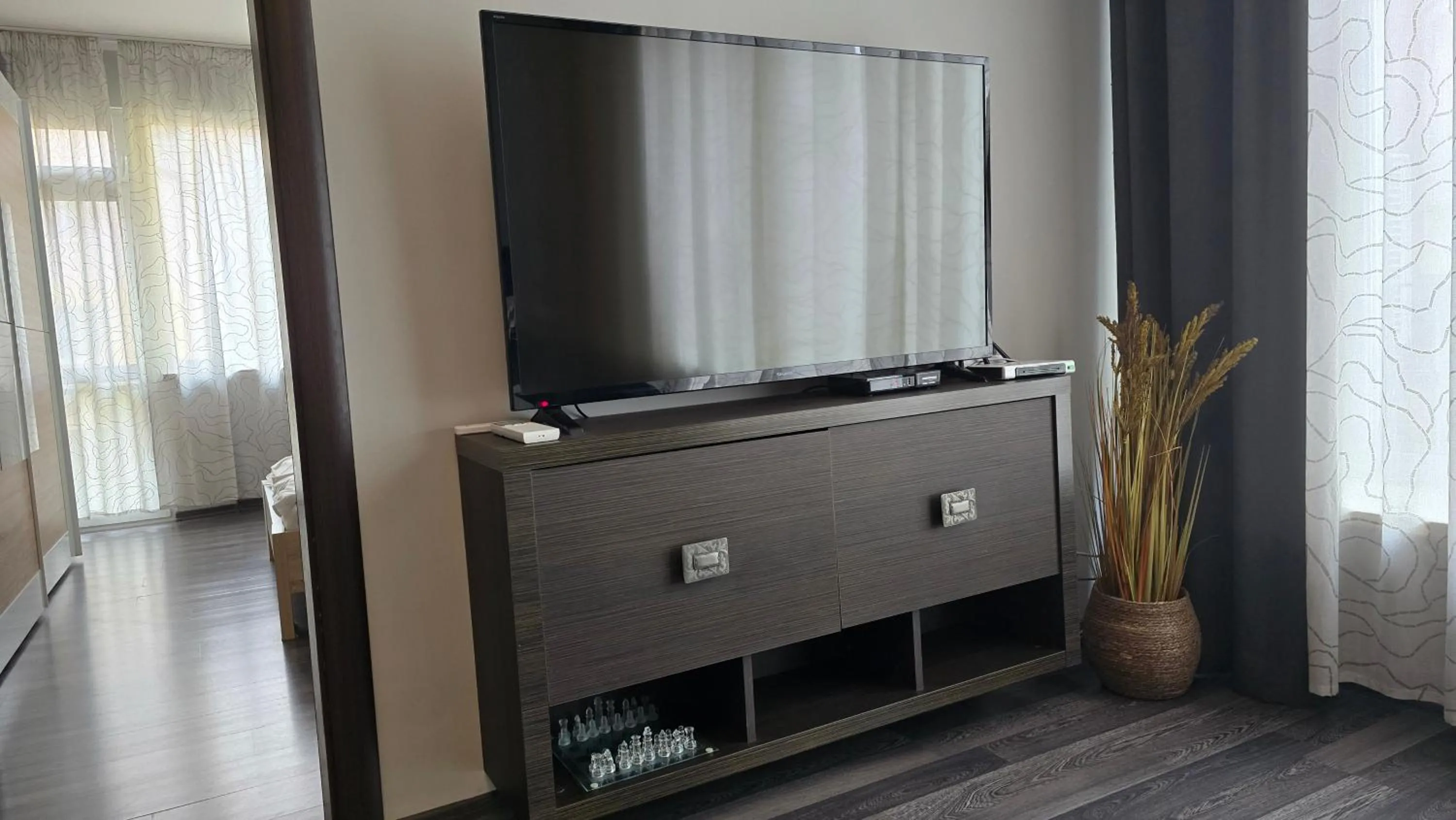 Communal lounge/ TV room in Starflat Quiet Parkside Suite