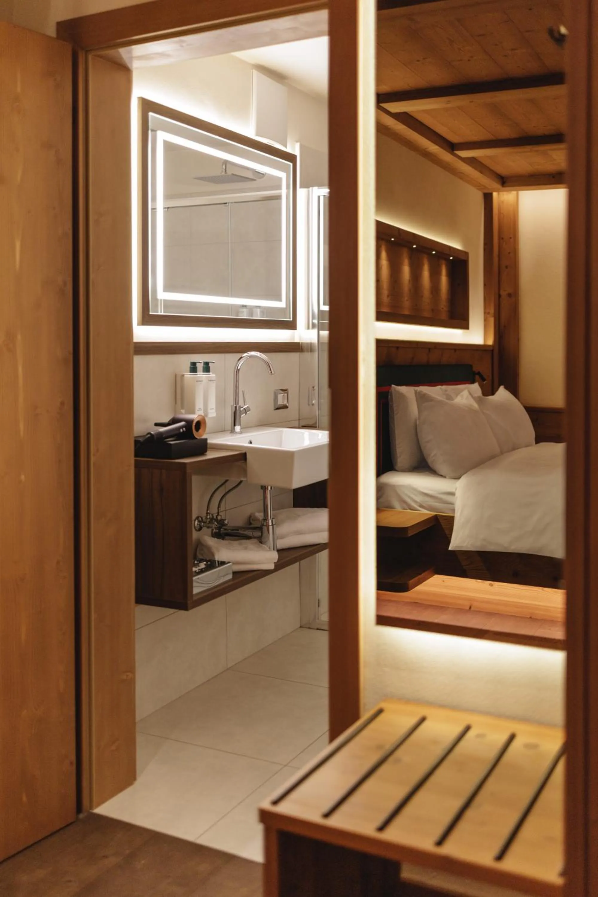 Bathroom, Bed in Hotel Fil Da Mont