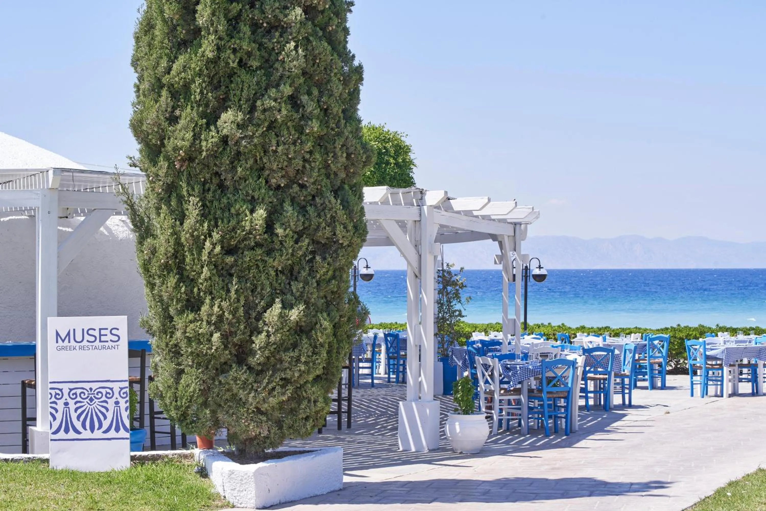 Restaurant/Places to Eat in Blue Bay Resort