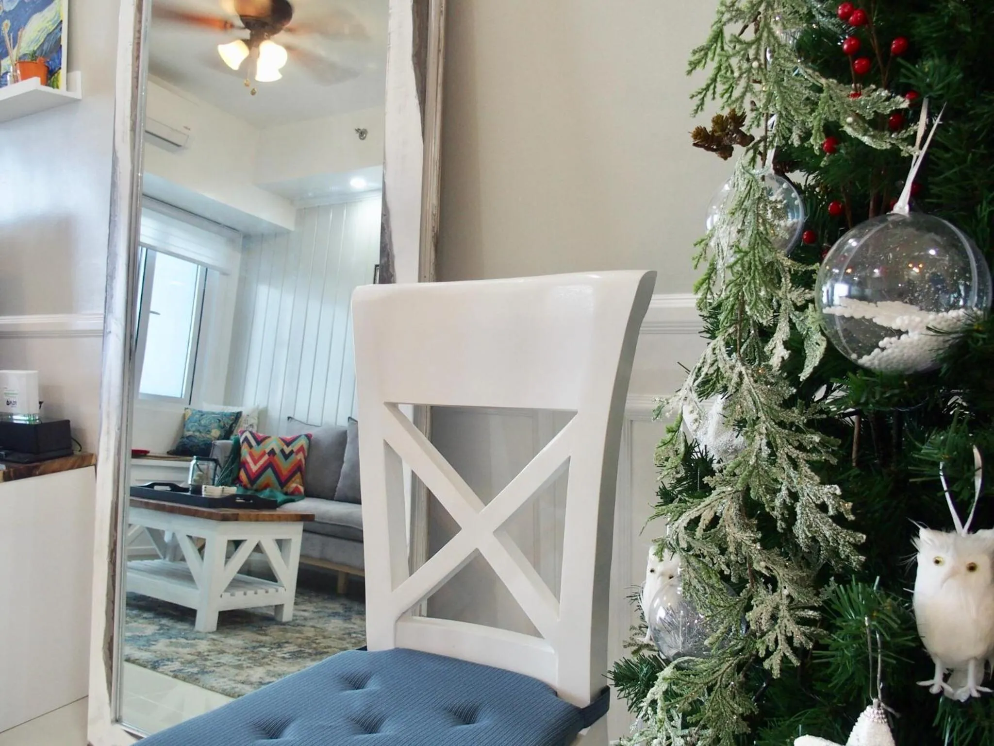 Living room in Cozy Family Suite with Stunning View of Taal
