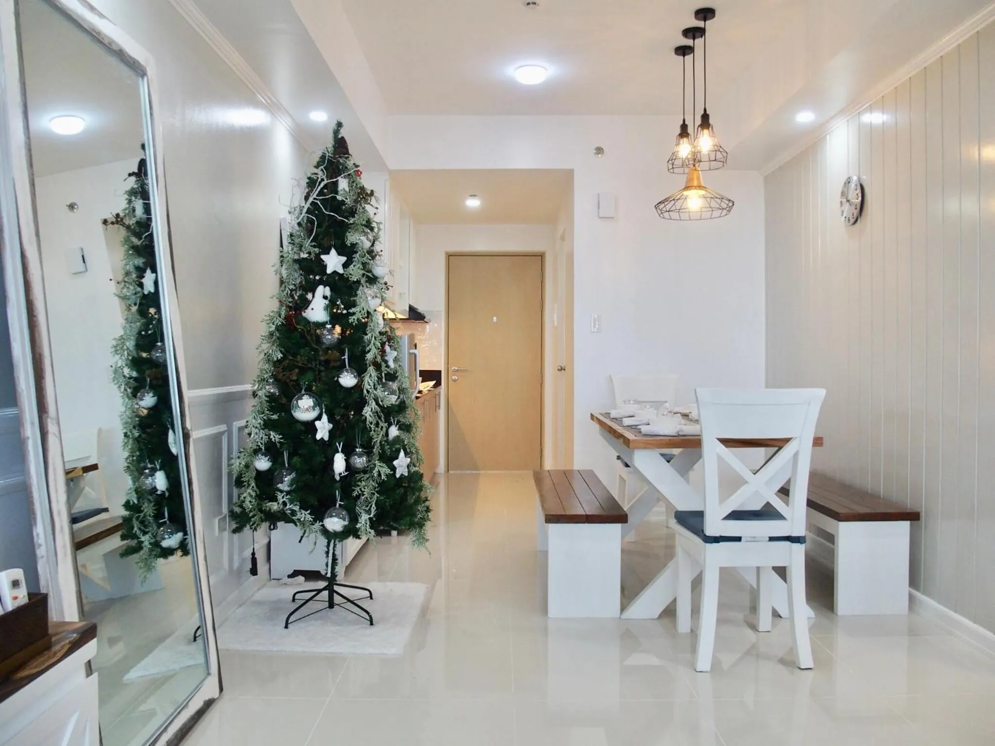 Dining area in Cozy Family Suite with Stunning View of Taal